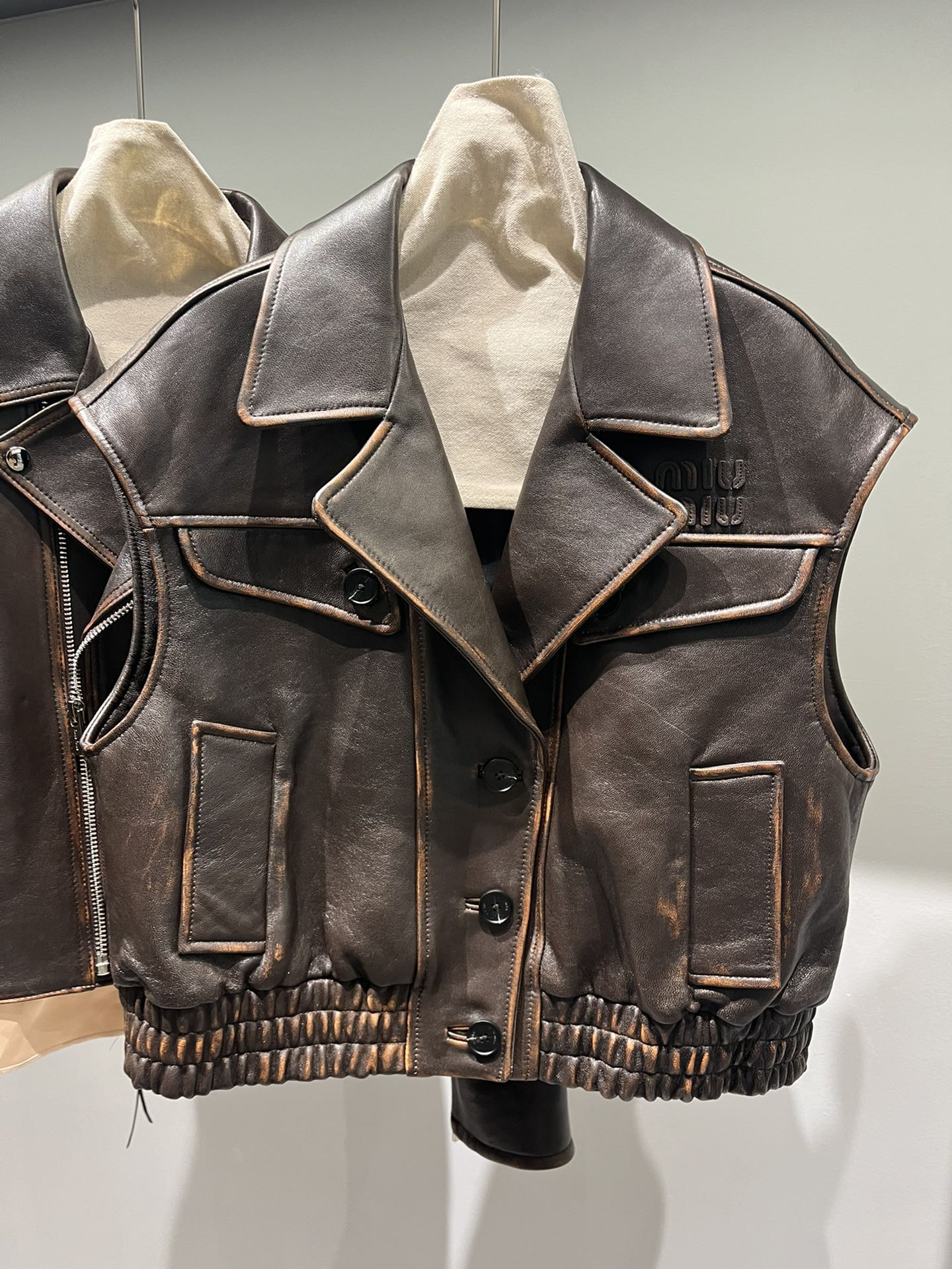 NO:777594,,miumiu colored leather vest, buttons with logo, the letters on the chest are made with oil edges to make it more three-dimensional, close to the counter effect,Miumiu-clothing,miumiu,19860909,miumiu擦色皮马甲,纽扣带logo,胸前字母做了油边工艺更加立体,贴近专柜效果,缪缪-服装,miumiu,,Women's clothing