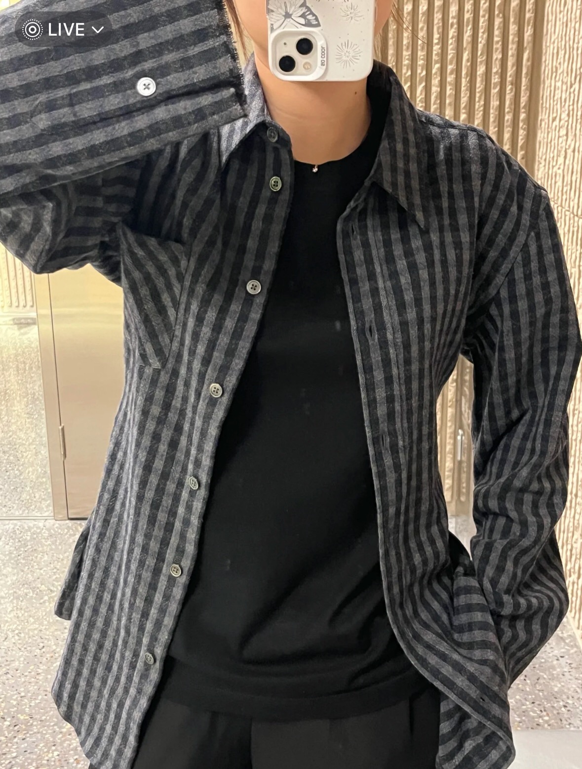 NO:125034,Our Legacy plaid shirt is a niche brand that has been popular in recent years. It focuses on retro, minimalist style, wool and acrylic blend, creating a unique complex texture of the fabric. Linen gray, plaid texture presents the artistic atmosphere of Nordic retro aesthetics. Irregular tailoring design. Daily wear can better show the charm of personality!  Number of codes 46, 48, 50, 52, alexander wang19860909Our Legacy 格子衬衣 近年挺的小众品牌 主打复古 极简风格 羊毛 晴纶混纺而成 创造出面料独特的复杂质感 亚麻灰 格子纹理 呈现北欧复古美学的艺术气息 不规则剪裁设计 日常穿着更能展示个性魅力！ 码数46,48,50,52,,alexander wang,Men's clothing