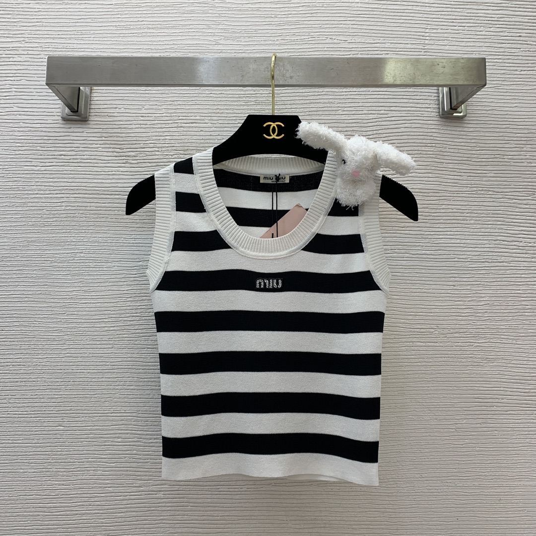 NO:320118,Model number D25022819 MiuMi* Miu Family New Style Cute and Playful Rabbit Doll Decorative Letter Logo Broken Diamond Decorative Striped Sleeveless Knitted Vest Top!  White edge, black edge, (M size bust 66, 44 length, fabric elastic large size for reference only),,miumiu,alexander wang19860909款号D25022819 MiuMi*缪家新款 可爱俏皮兔子公仔装饰字母logo碎钻装饰条纹无袖针织背心上衣！白色边,黑色边,（M码胸围66,衣长44 面料弹力大尺寸仅供参考）,,miumiu,alexander wang,Women's clothing