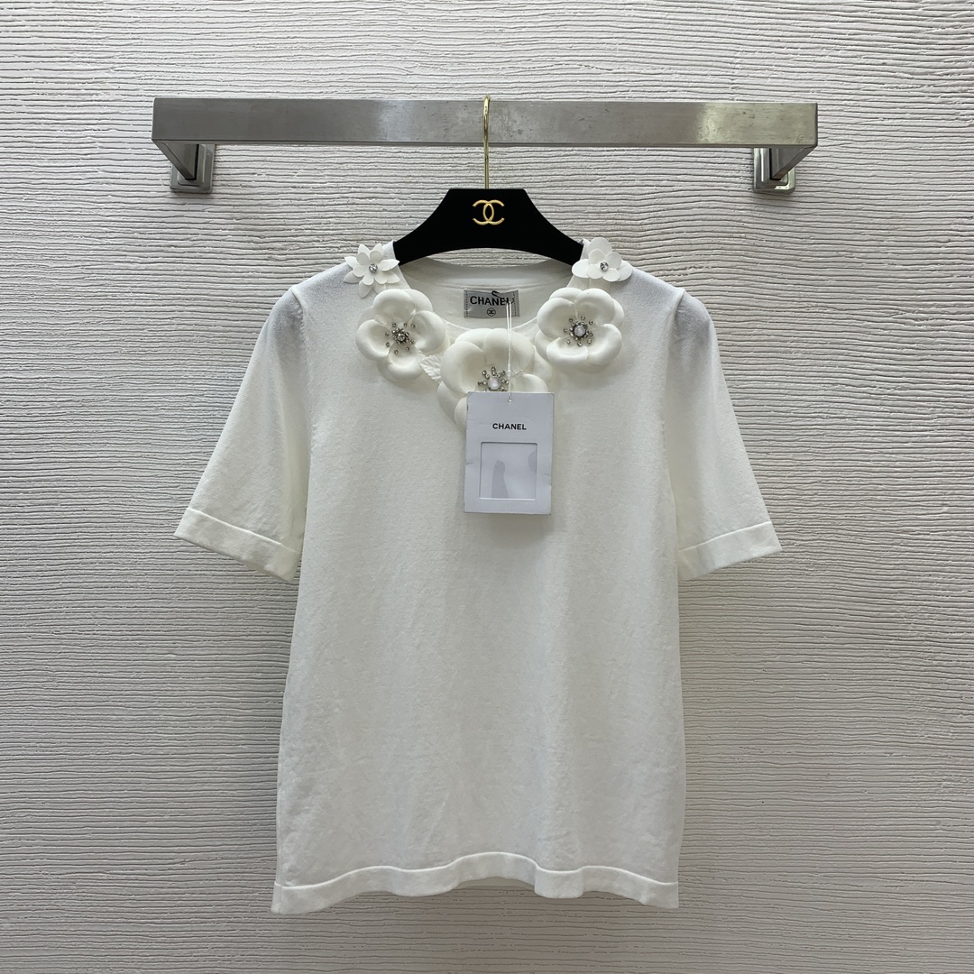 NO:320128,Model number D25022847 CHANE* newest style Camellia flowers with diamond-set decoration, fashionable and versatile round neck short-sleeved sweater top!  Black, white, (M size bust 86, sleeve length 25, clothing length 56), chanel, T-shirt, alexander wang19860909款号D25022847 CHANE*新款 山茶花朵镶钻装饰时尚百搭圆领短袖针织衫上衣！黑色、白色、（M码胸围86,袖长25,衣长56）,,chanel,T-shirt,alexander wang,Women's clothing