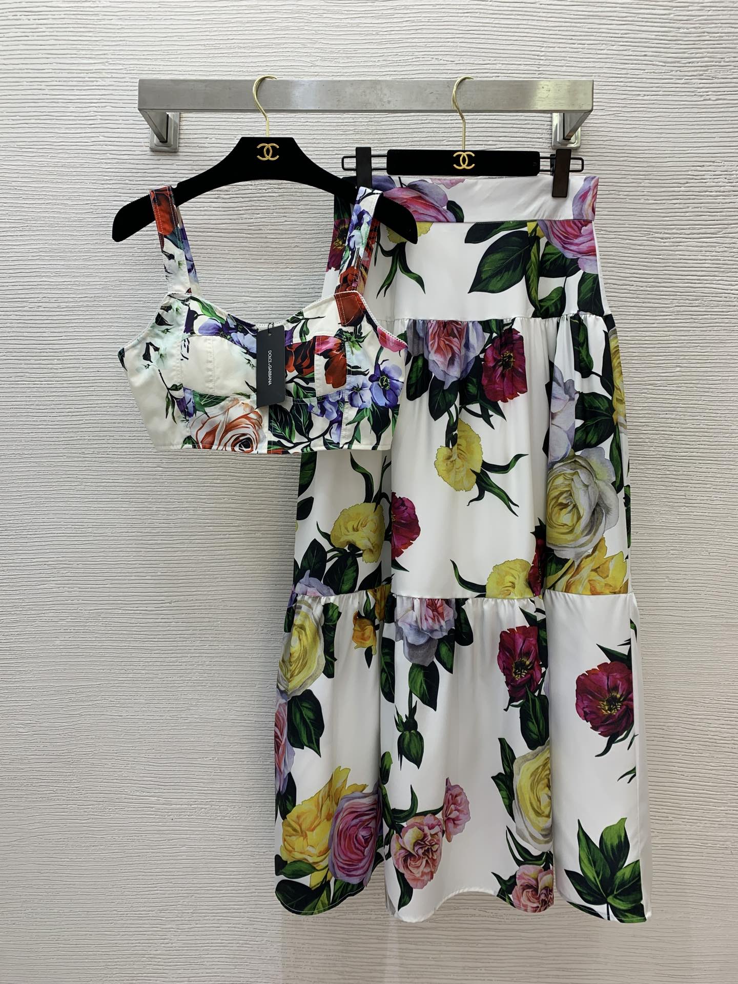 NO:320099,Top, skirt, suit number D25022815 Dolce & Gabbana DG* new style vacation style flower print two-piece set!  Fashionable and sexy strapless top with a high-waisted slim skirt with a long skirt with a spliced ​​hem!  (M size bust 86~90, 34 length of clothing; waist 70, skirt length, Dolce & Gabbana, skirts, alexander wang19860909上衣、半裙、套装款号D25022815 杜嘉班纳DG*新款 度假风花朵印花两件套装！时尚性感抹胸吊带上衣高腰显瘦裙摆拼接长款半身裙！（M码胸围86～90,衣长34；腰围70,裙长,,Dolce&Gabbana,skirts,alexander wang,Women's clothing