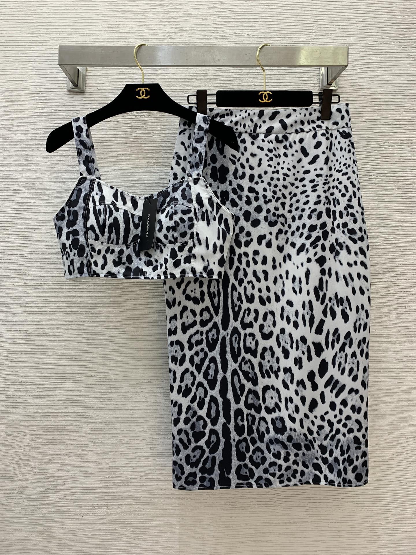 NO:320097,Top, half 140 G25022873 Dolce & Gabbana DG* new model, leopard print style two-piece suit!  Fashionable and sexy suspender strapless underwear top with a high waist and slim hip-packing long skirt!  (M size bust 86~90, 34 length of clothing; waist 72, hip 90, skirt length 82), Dolce & Gabbana, skirts, alexander wang19860909上衣、半140号G25022873 杜嘉班纳DG*新款 满身豹纹印花气质两件套装！时尚性感吊带抹胸内搭上衣高腰显瘦包臀长款半身裙！（M码胸围86～90,衣长34；腰围72,臀围90,裙长82）,,Dolce&Gabbana,skirts,alexander wang,Women's clothing