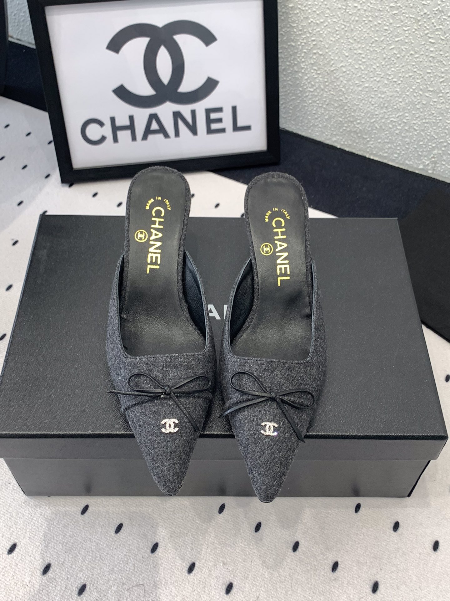 NO:247678,Chanel new bow sandals, high version shipped, exquisite and elegant on the feet, this series of designs is eye-catching, imported Yangjing upper, sheepskin inner footbed, Italian genuine leather soles Size: 35-39 (40 41 customized), high heels sandals, chanel, sandals, high heels, sheepskin, sheep, Leather soles19860909Chanel新款蝴蝶结凉鞋 高版本出货 上脚精致优雅高贵 这一系列设计让人美得眼前一亮 进口羊京鞋面 羊皮内里垫脚 意大利真皮大底 Size: 35-39 (40 41订做),高跟鞋凉鞋,chanel,sandals,high heels,sheepskin,sheep,Leather soles,Women's Shoes