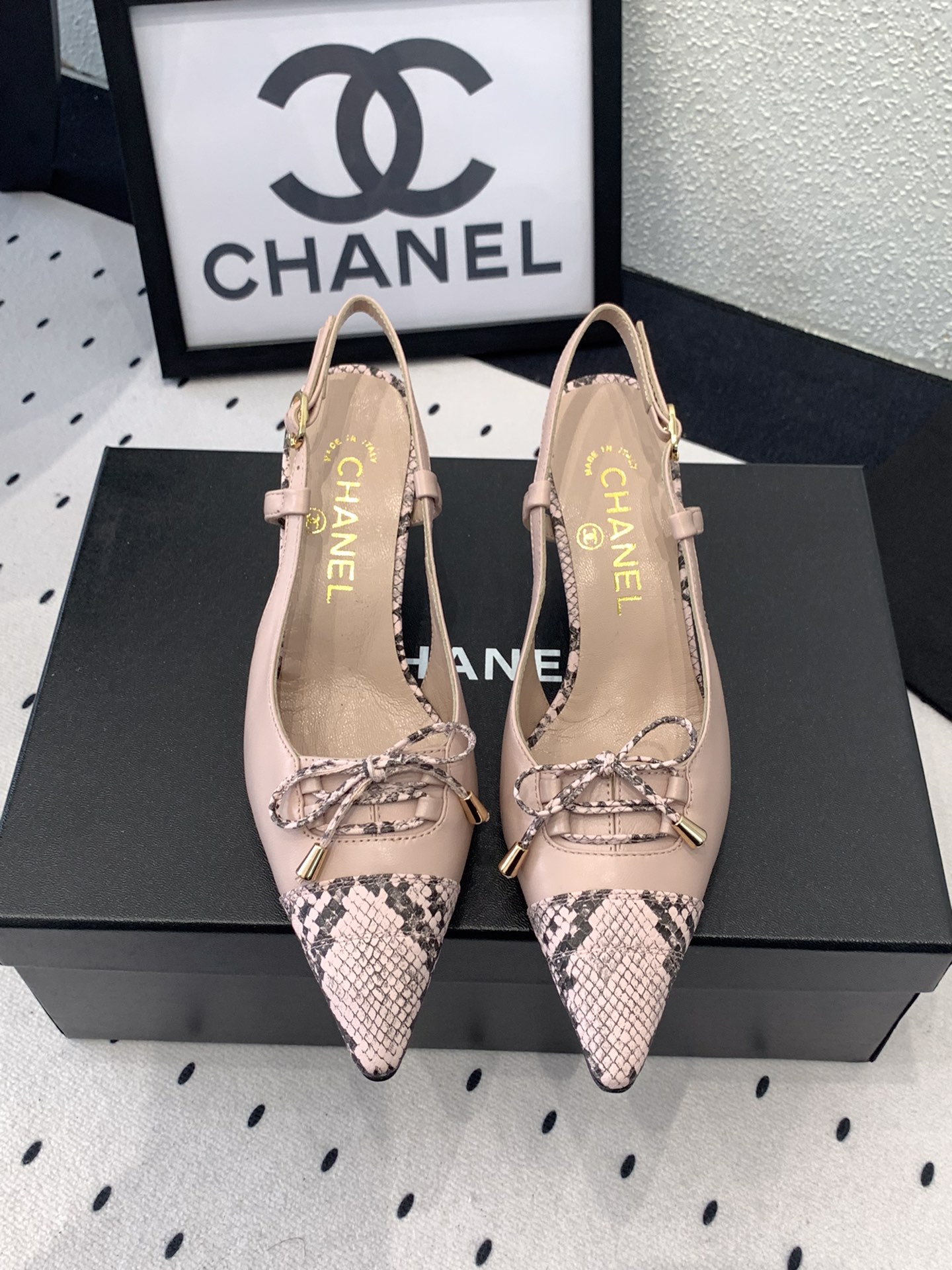 NO:247683,Chanel new bow sandals, high version shipped, exquisite and elegant on the feet, this series of designs is eye-catching, original imported sheepskin upper, sheepskin inner footbed, Italian genuine leather soles Size: 35-39 (40 41 customized), high heels sandals, chanel, sandals, high heels, sheepskin, Leather soles19860909Chanel新款蝴蝶结凉鞋 高版本出货 上脚精致优雅高贵 这一系列设计让人美得眼前一亮 原版进口羊皮鞋面 羊皮内里垫脚 意大利真皮大底 Size: 35-39 (40 41订做),高跟鞋凉鞋,chanel,sandals,high heels,sheepskin,Leather soles,Women's Shoes