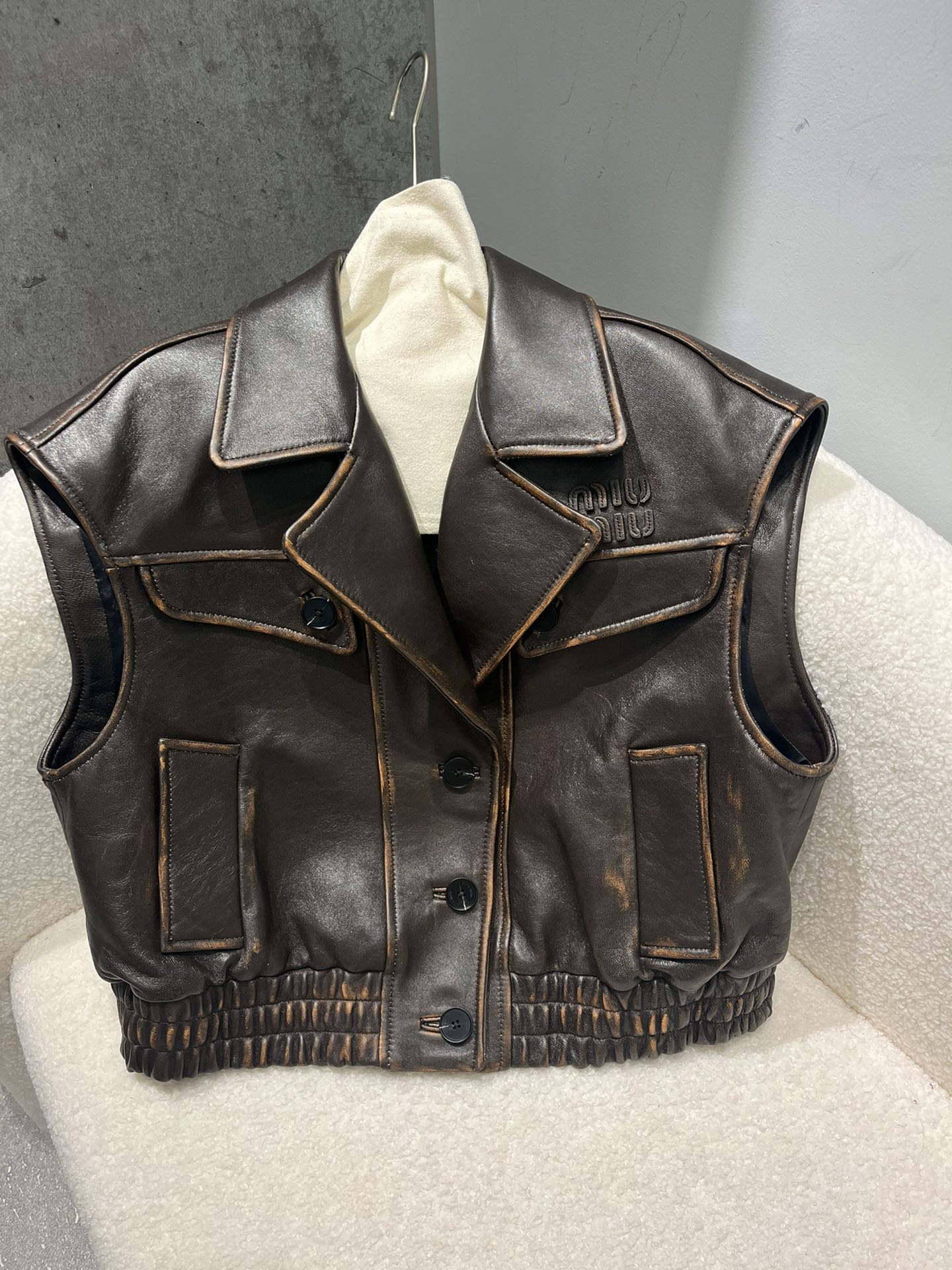 NO:777604,,miumiu polished leather vest, buttons with logo, letters on the chest with oil edges to make it more three-dimensional, close to the counter effect, size S- Xl, loose fit, Miumiu-clothing, miumiu,19860909,miumiu擦色皮马甲,纽扣带logo,胸前字母做了油边工艺更加立体,贴近专柜效果 尺寸S- Xl码,宽松版型,缪缪-服装,miumiu,,Women's clothing