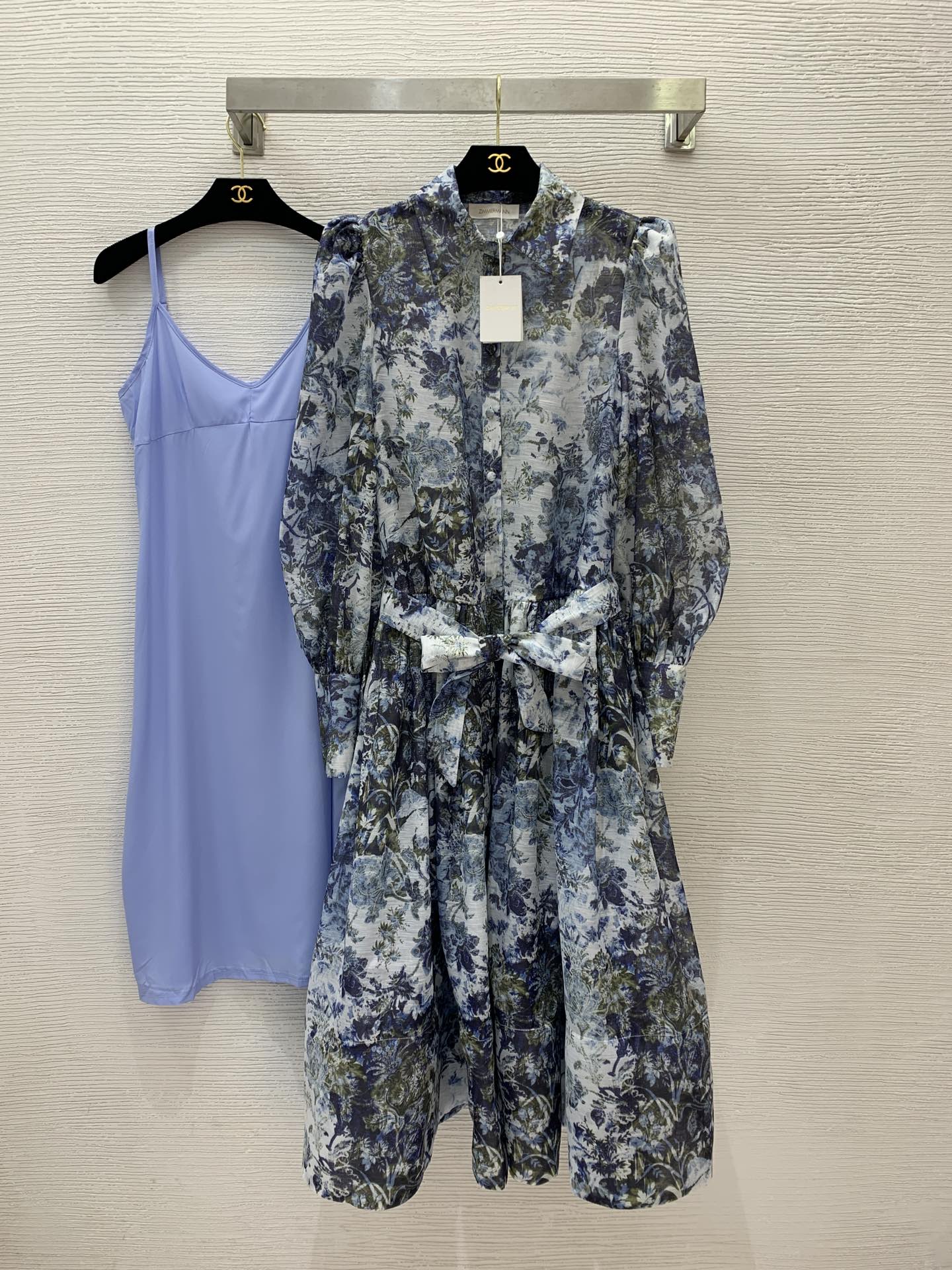 NO:320117,Model number G25022875 ZIMMERMA*N ZIMMERMA Australia brand high-end custom-made fashion retro floral print buckled lapel long sleeves large long dress solid color suspender base skirt with belt!  1.2.3.4/SMLXL (2 size inner bust 86, skirt length 94 without shoulder straps, bust 100, sleeve length 70, waist 96, skirts, alexander wang19860909款号G25022875 ZIMMERMA*N兹默曼澳洲品牌 高端定制时尚复古碎花印花系扣开襟翻领长袖大摆长款连衣裙纯色吊带打底裙配腰带！1.2.3.4/SMLXL（2码内搭胸围86,裙长94不含肩带,胸围100,袖长70,腰围96,,,skirts,alexander wang,Women's clothing