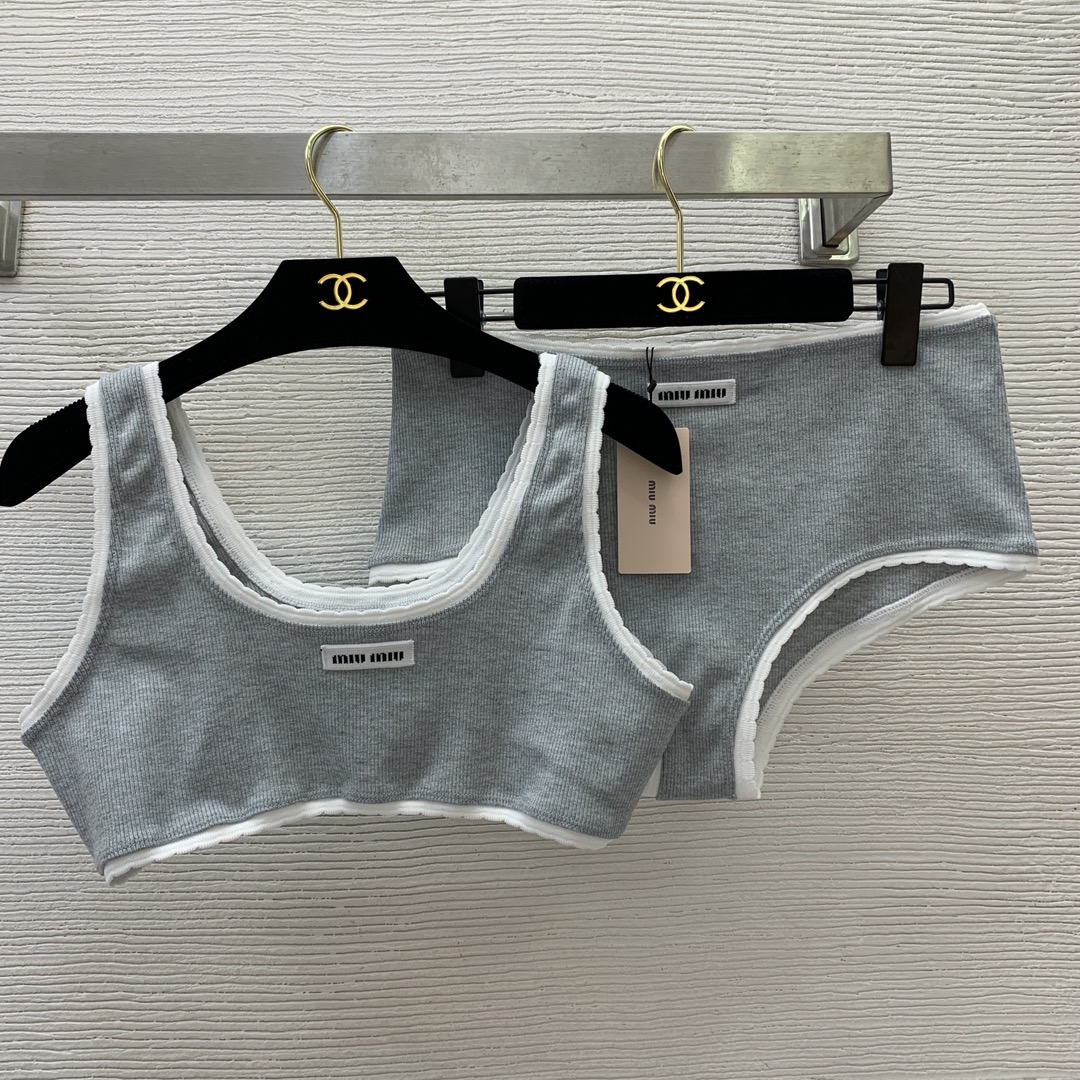 NO:320477,Model number D25030173 MiuMi's new style, fashionable and personalized stacked underwear set!  Contrasting color side splicing logo small cloth logo U-neck versatile vest underwear top high waist briefs underwear swimsuit set!  Black, gray, (L size bust 82, 28 length; L size waist 74 elastic, 28 trousers),,miumiu, swimsuits,alexander wang19860909款号D25030173 MiuMi缪家新款 时髦个性叠搭内衣套装！撞色边拼接logo小布标U领百搭背心内搭上衣高腰三角裤内裤泳衣套装！黑色、灰色、（L码胸围82,衣长28；L码腰围74松紧,裤长28）,,miumiu,swimsuits,alexander wang,Women's clothing