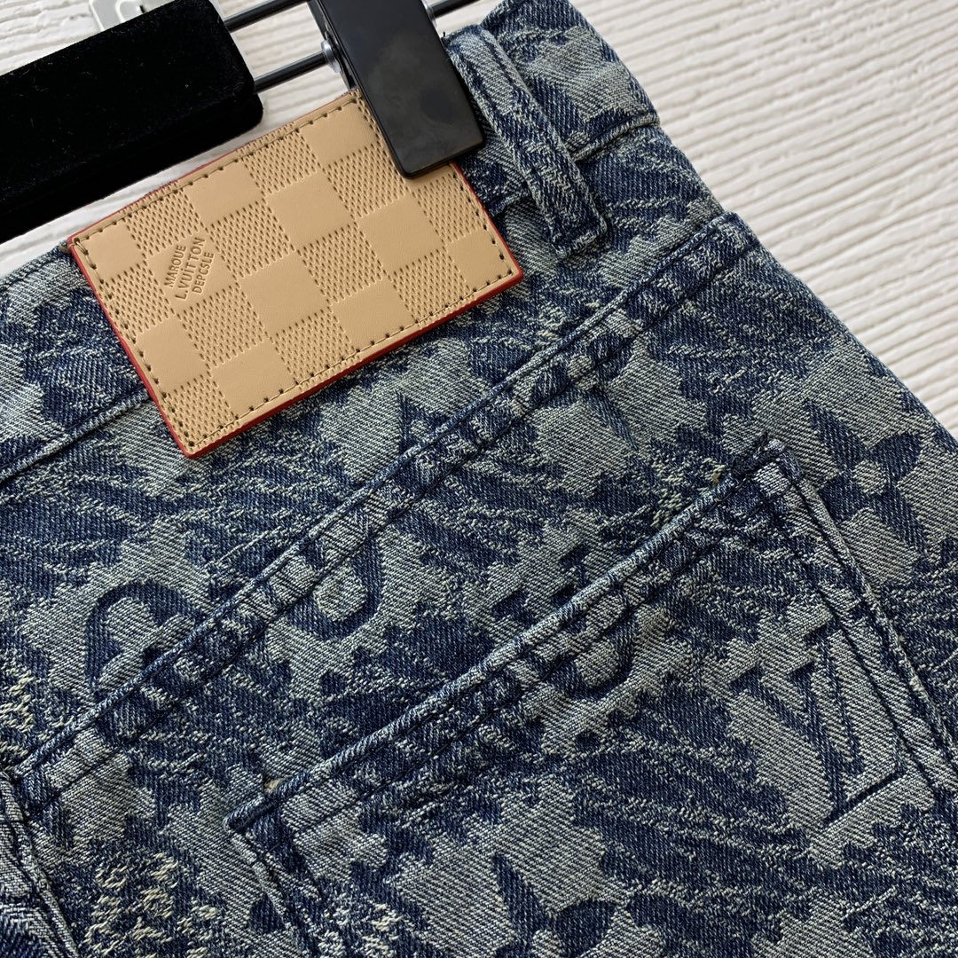 【Louisvutton路易威登】💰270💰
2025春夏新款 高端定制原版字母logo五金配件棋盘格老花做旧提花工艺个性时尚牛仔短裤！
𝐒𝐌𝐋（M码：胸围72，臀围92，裤长33）
