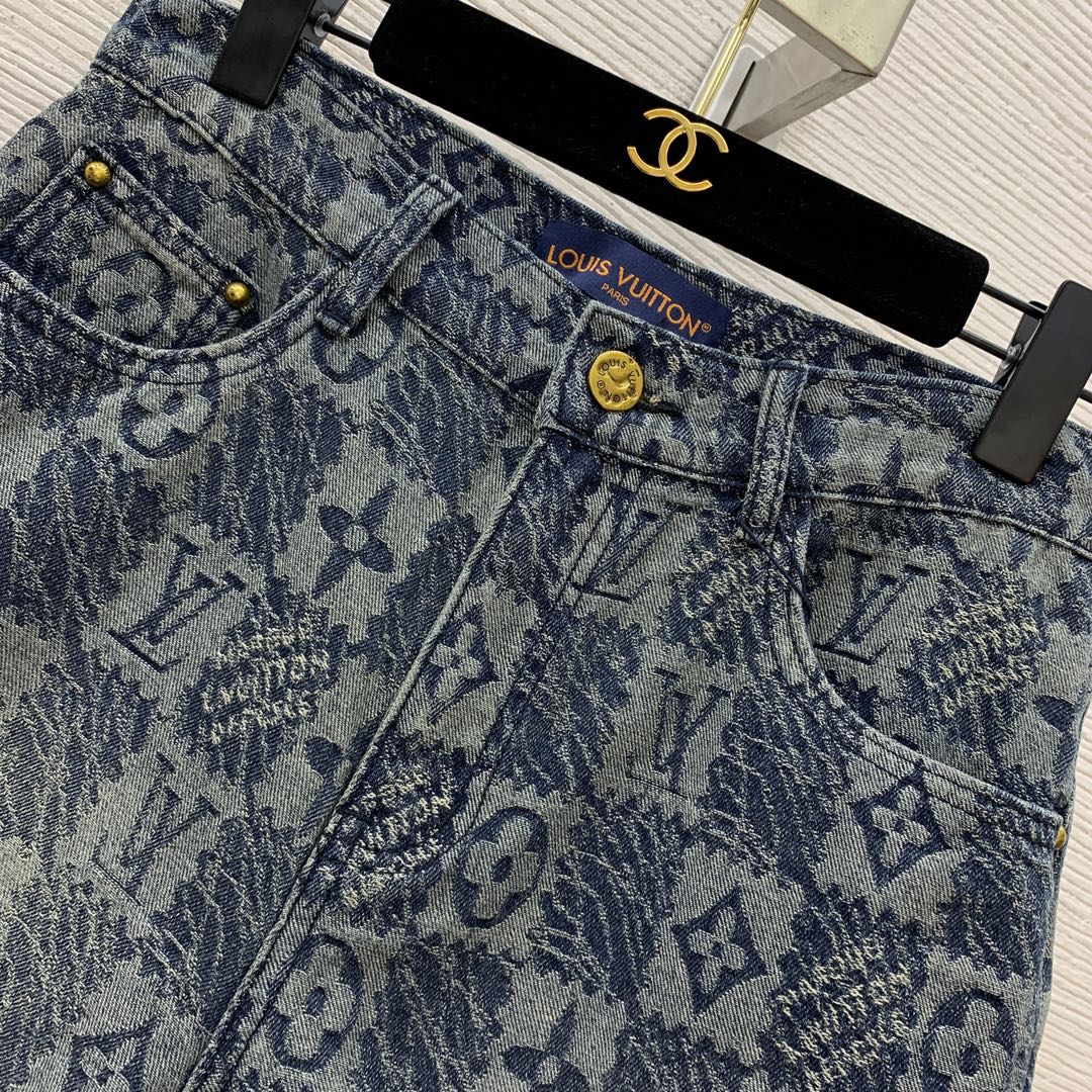 【Louisvutton路易威登】💰270💰
2025春夏新款 高端定制原版字母logo五金配件棋盘格老花做旧提花工艺个性时尚牛仔短裤！
𝐒𝐌𝐋（M码：胸围72，臀围92，裤长33）