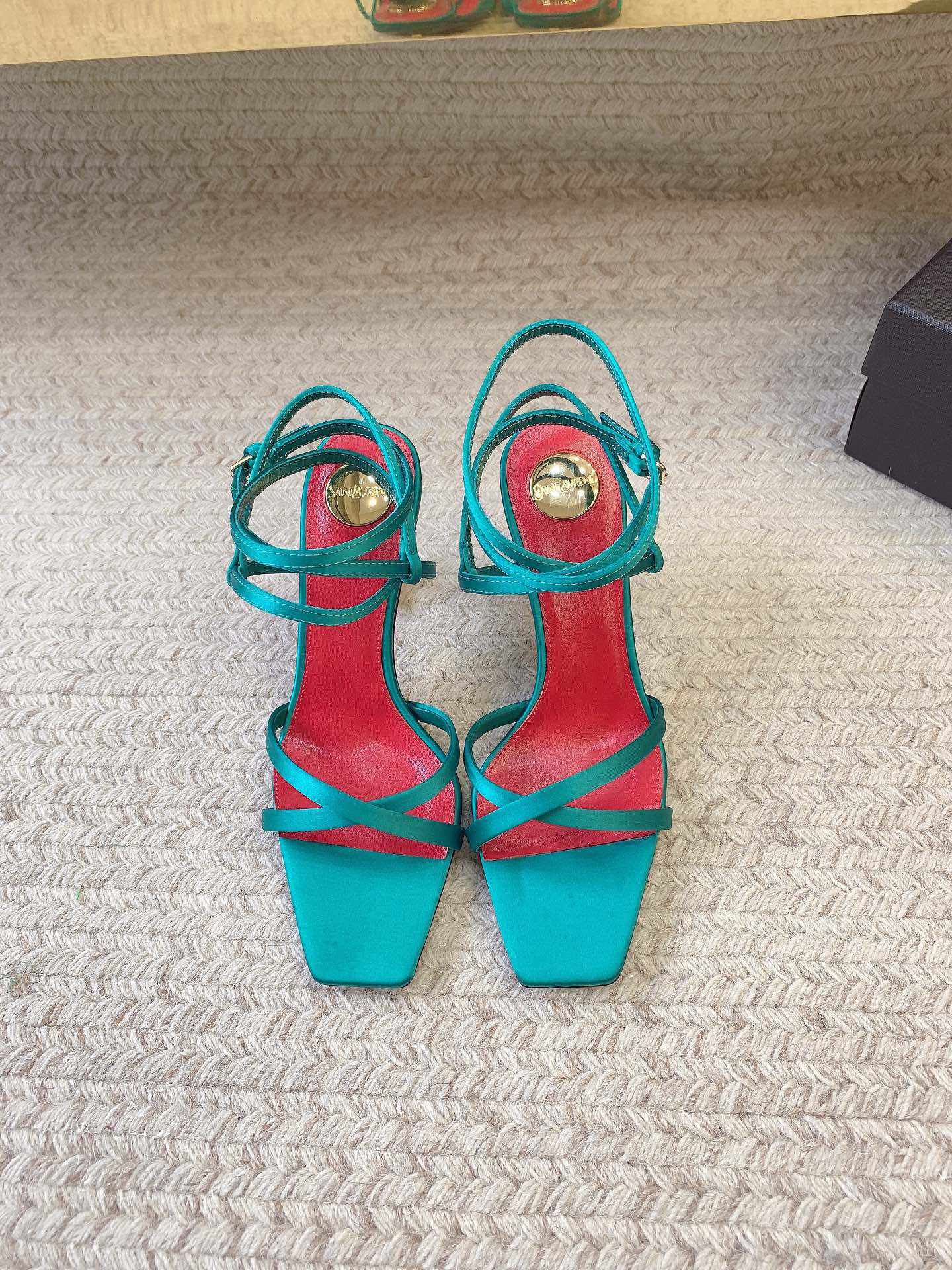 NO:928096,SAIN* LAUREN* new cross strap sandals, original last, top quality material, imported cowhide for upper, imported sheepskin for foot pad, genuine leather outsole, heel height 8.5cm, size 35-39 (34, 40, 41 customized, non-returnable, non-exchangeable), sandals, saint laurent, sandals, cowhide, sheepskin, Leather soles19860909SAIN* LAUREN*新款交叉环带凉鞋 原版套楦 顶级品质 材质 鞋面进口牛皮 垫脚进口羊皮里 大底真皮大底 跟高8.5cm 码数35-39（34、40、41定做不退不换）,凉鞋,saint laurent,sandals,cowhide,sheepskin,Leather soles,Women's Shoes