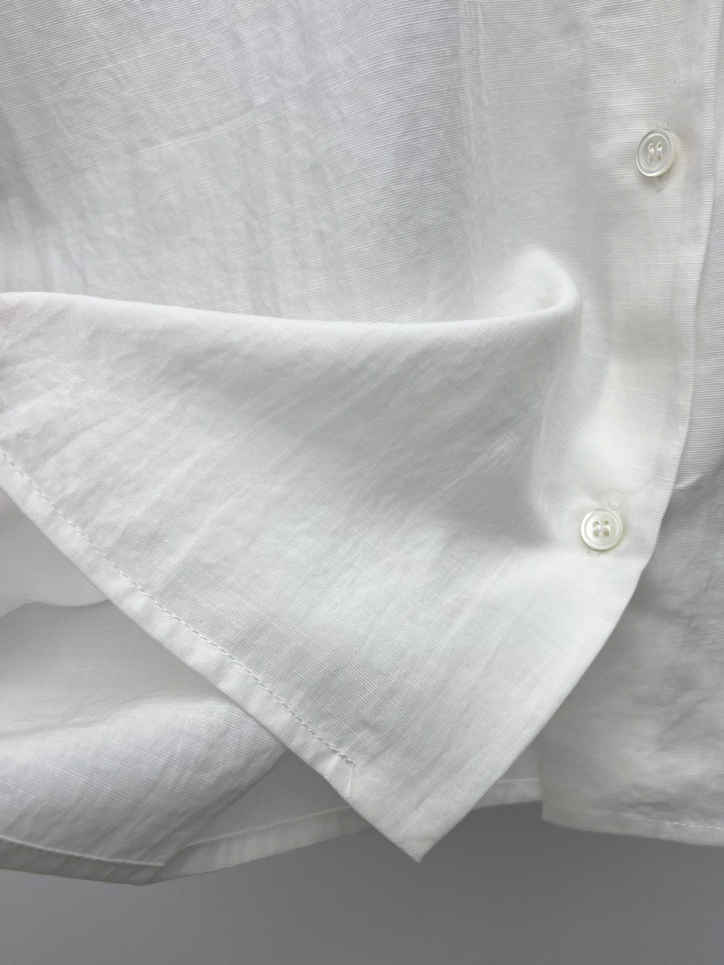 𝗠𝗜𝗨𝗠𝗜*短袖衬衫套装裙
25ss新品
这款棉麻质感衬衫采用优雅的隐藏式叠搭设计
双层刺绣衣领细节汲取