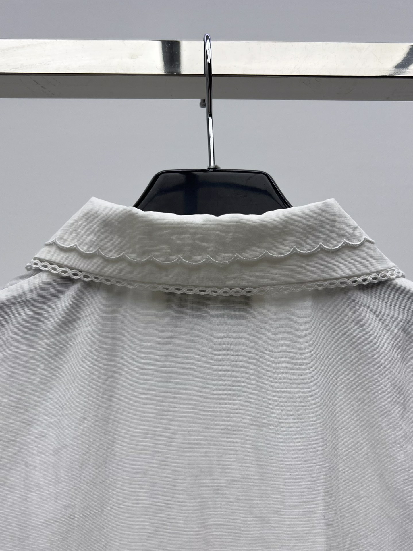 𝗠𝗜𝗨𝗠𝗜*短袖衬衫套装裙
25ss新品
这款棉麻质感衬衫采用优雅的隐藏式叠搭设计
双层刺绣衣领细节汲取
