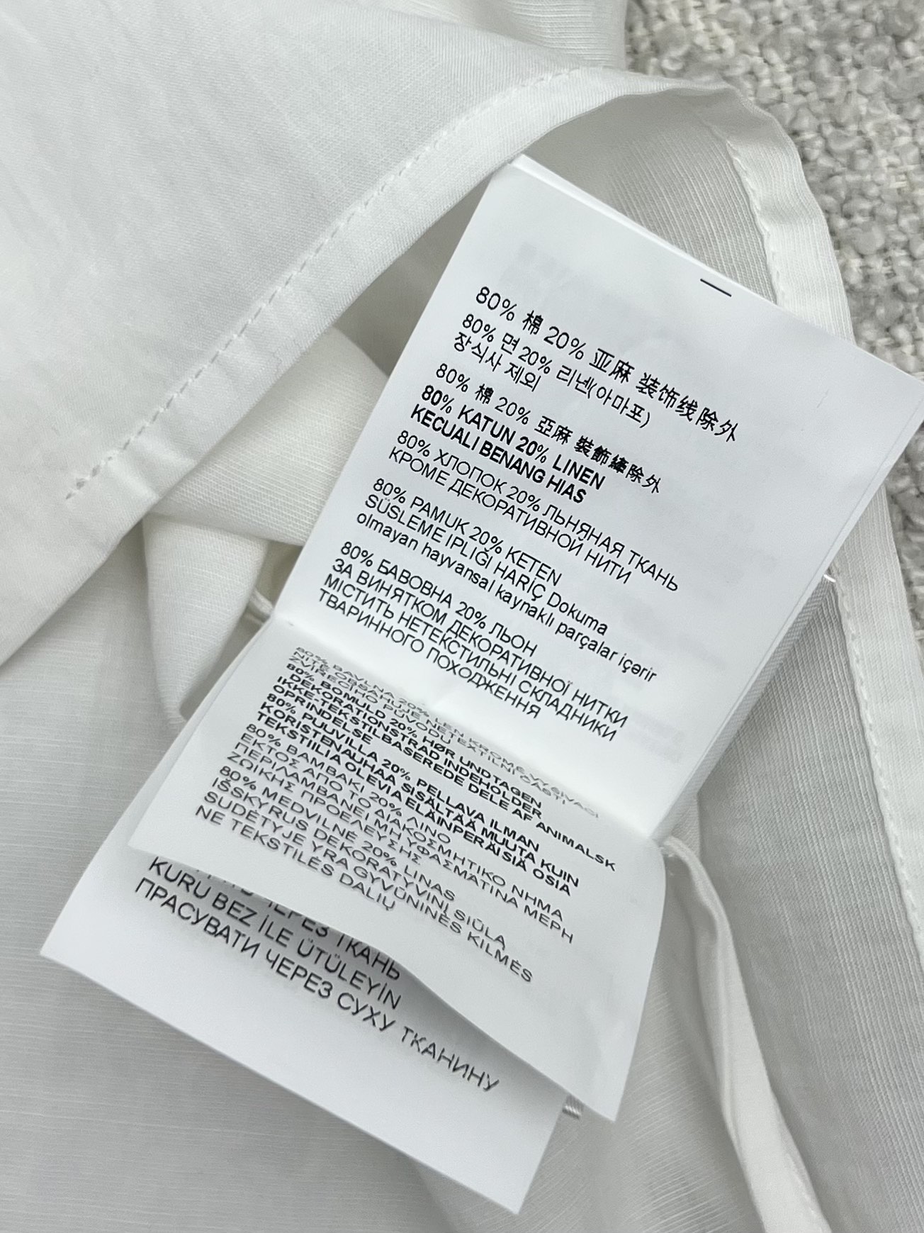 𝗠𝗜𝗨𝗠𝗜*短袖衬衫套装裙
25ss新品
这款棉麻质感衬衫采用优雅的隐藏式叠搭设计
双层刺绣衣领细节汲取