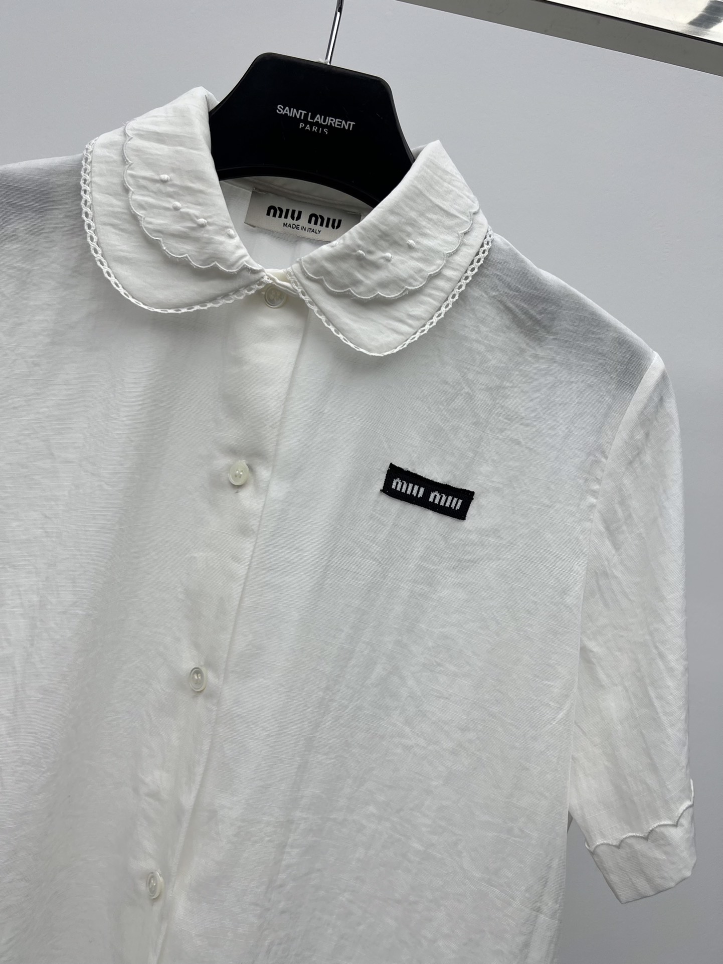 𝗠𝗜𝗨𝗠𝗜*短袖衬衫套装裙
25ss新品
这款棉麻质感衬衫采用优雅的隐藏式叠搭设计
双层刺绣衣领细节汲取