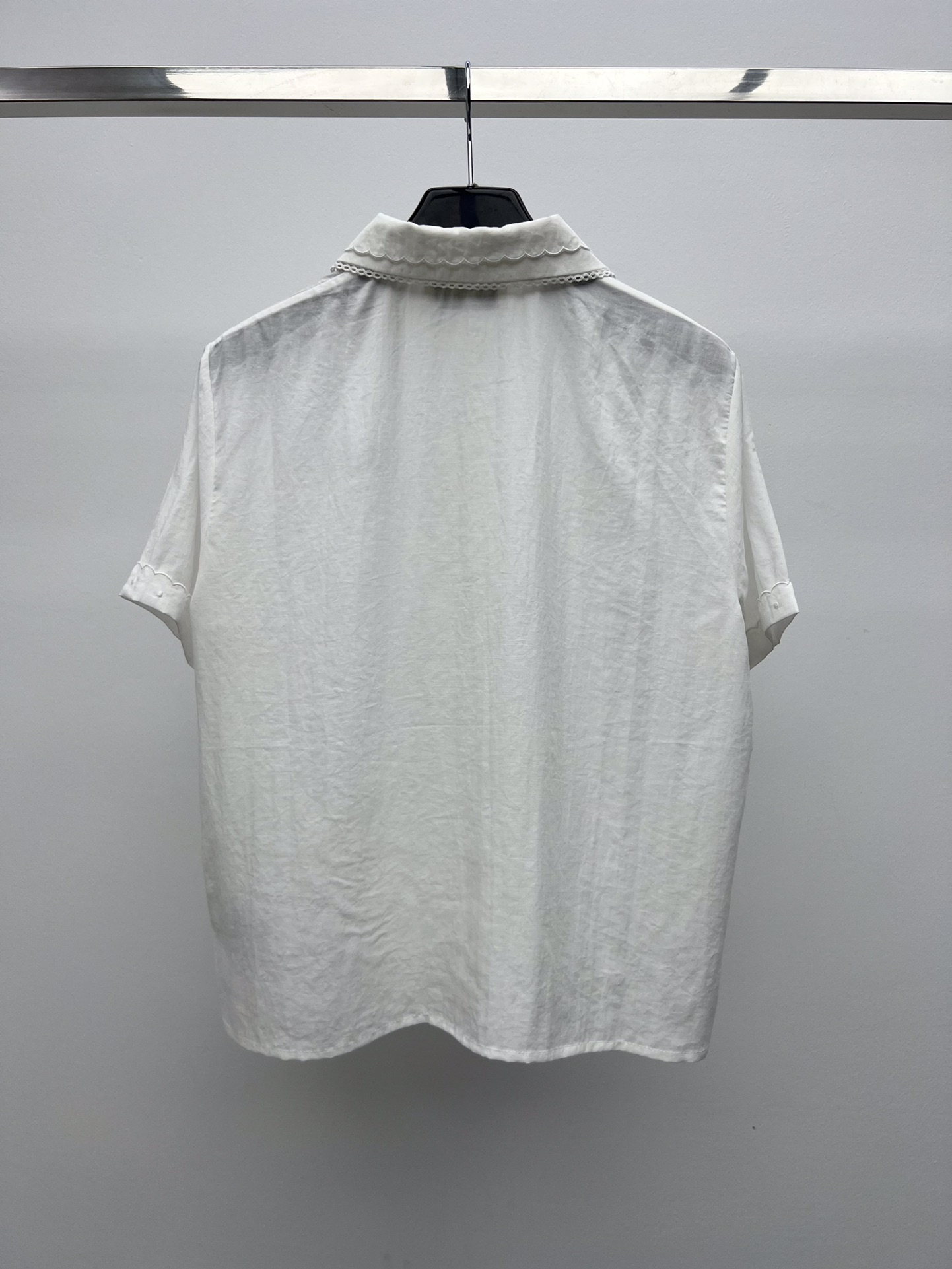 𝗠𝗜𝗨𝗠𝗜*短袖衬衫套装裙
25ss新品
这款棉麻质感衬衫采用优雅的隐藏式叠搭设计
双层刺绣衣领细节汲取