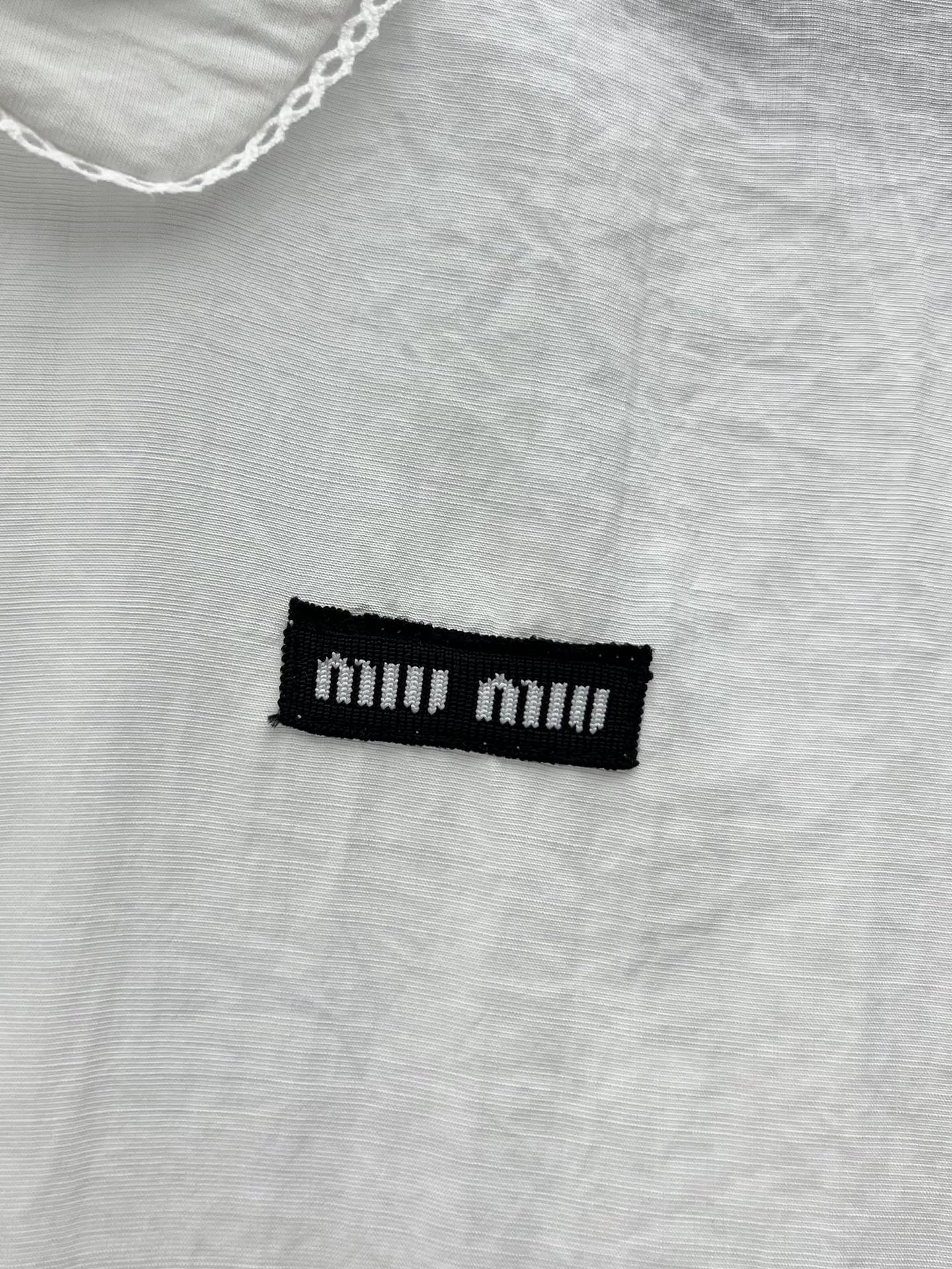 𝗠𝗜𝗨𝗠𝗜*短袖衬衫套装裙
25ss新品
这款棉麻质感衬衫采用优雅的隐藏式叠搭设计
双层刺绣衣领细节汲取