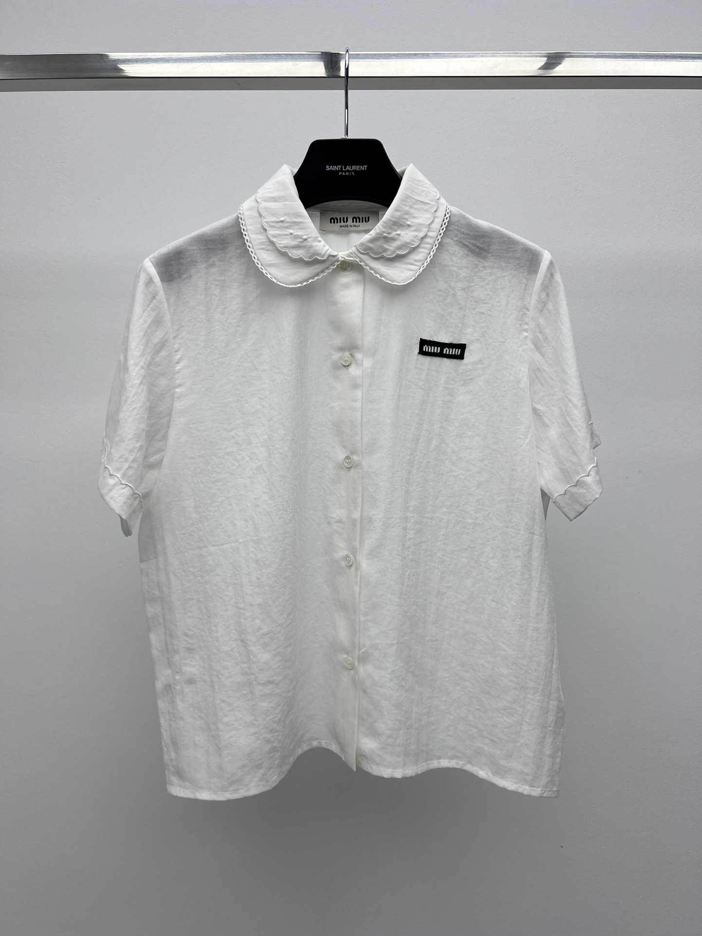 𝗠𝗜𝗨𝗠𝗜*短袖衬衫套装裙
25ss新品
这款棉麻质感衬衫采用优雅的隐藏式叠搭设计
双层刺绣衣领细节汲取