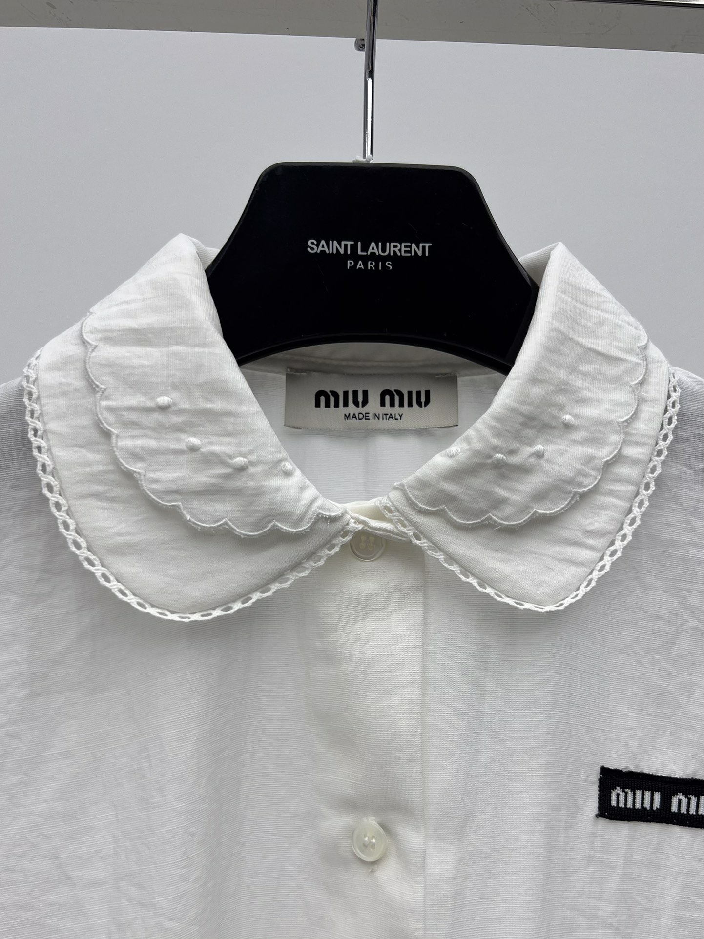 𝗠𝗜𝗨𝗠𝗜*短袖衬衫套装裙
25ss新品
这款棉麻质感衬衫采用优雅的隐藏式叠搭设计
双层刺绣衣领细节汲取