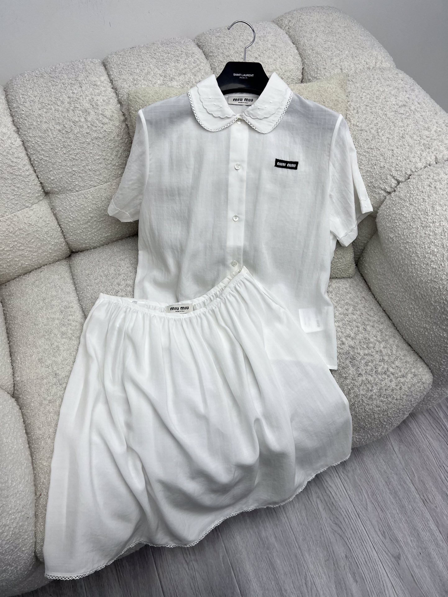 𝗠𝗜𝗨𝗠𝗜*短袖衬衫套装裙
25ss新品
这款棉麻质感衬衫采用优雅的隐藏式叠搭设计
双层刺绣衣领细节汲取