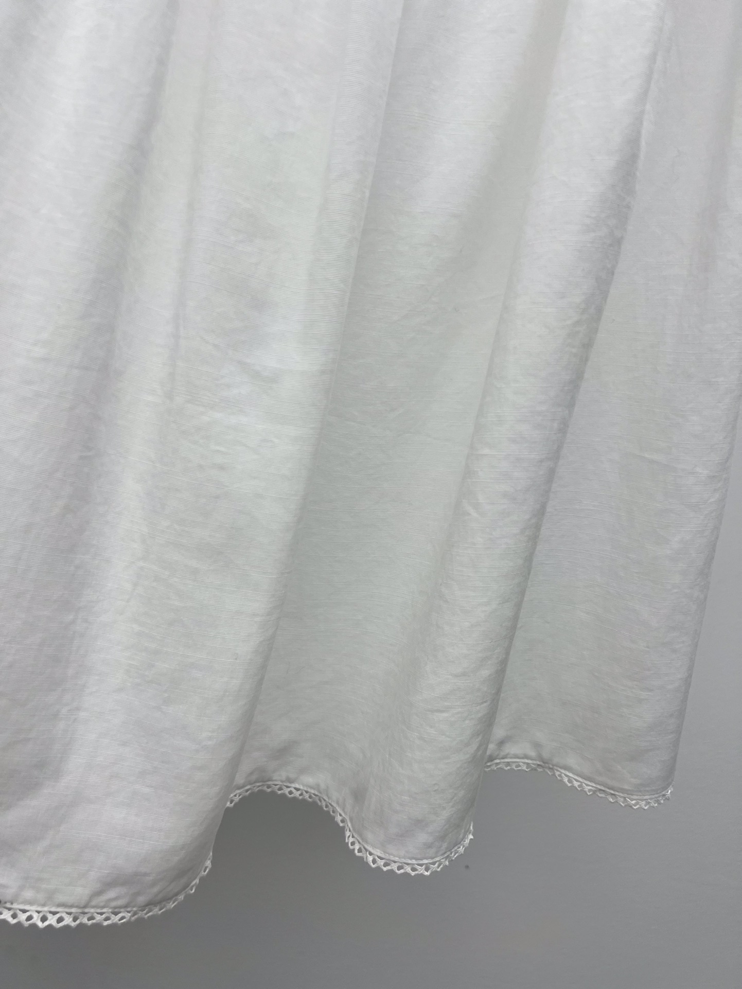 𝗠𝗜𝗨𝗠𝗜*短袖衬衫套装裙
25ss新品
这款棉麻质感衬衫采用优雅的隐藏式叠搭设计
双层刺绣衣领细节汲取