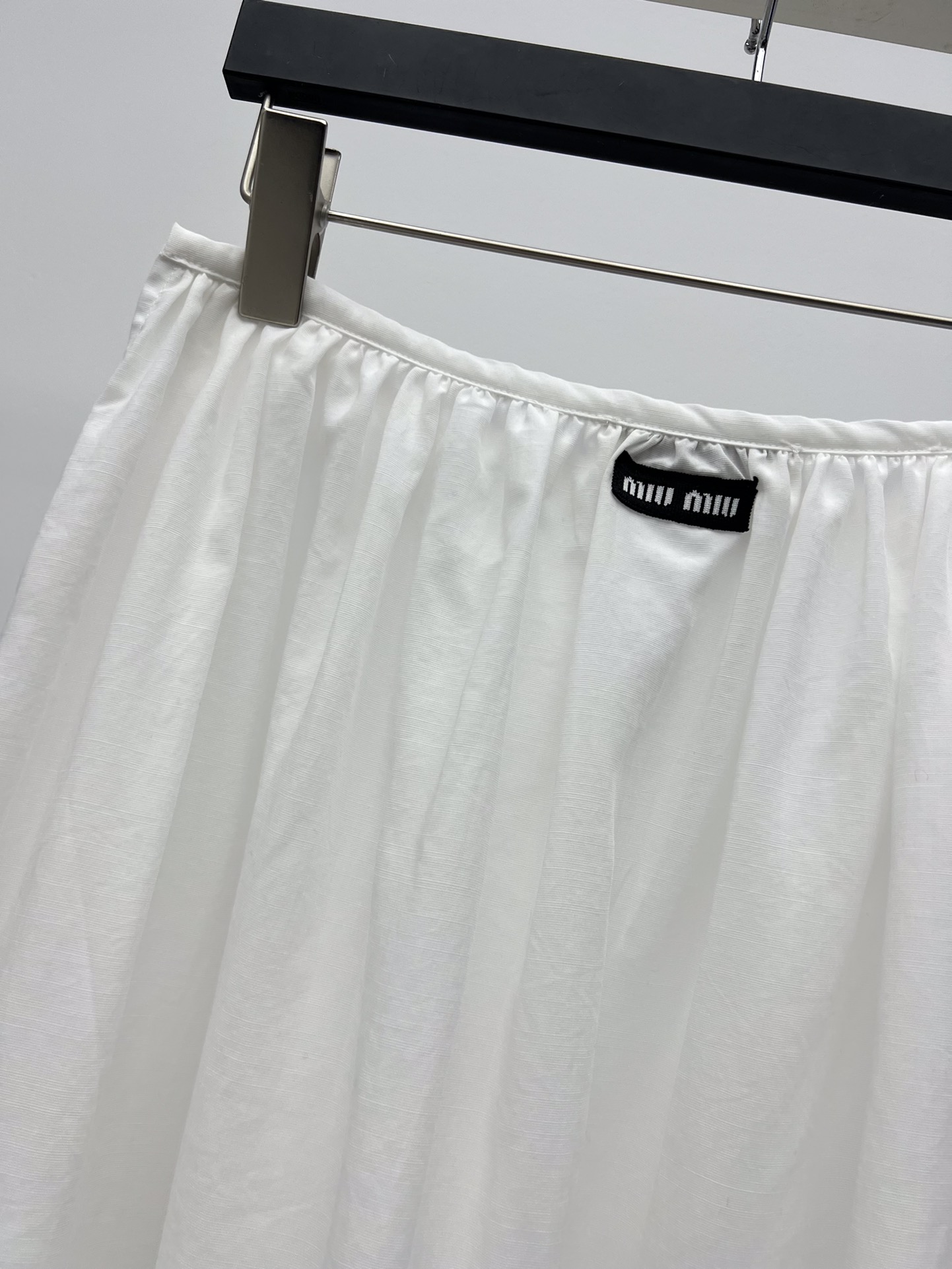 𝗠𝗜𝗨𝗠𝗜*短袖衬衫套装裙
25ss新品
这款棉麻质感衬衫采用优雅的隐藏式叠搭设计
双层刺绣衣领细节汲取