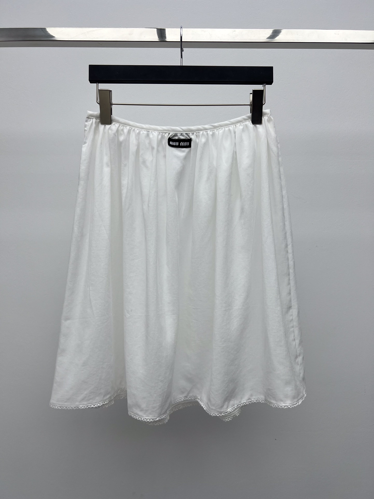 𝗠𝗜𝗨𝗠𝗜*短袖衬衫套装裙
25ss新品
这款棉麻质感衬衫采用优雅的隐藏式叠搭设计
双层刺绣衣领细节汲取