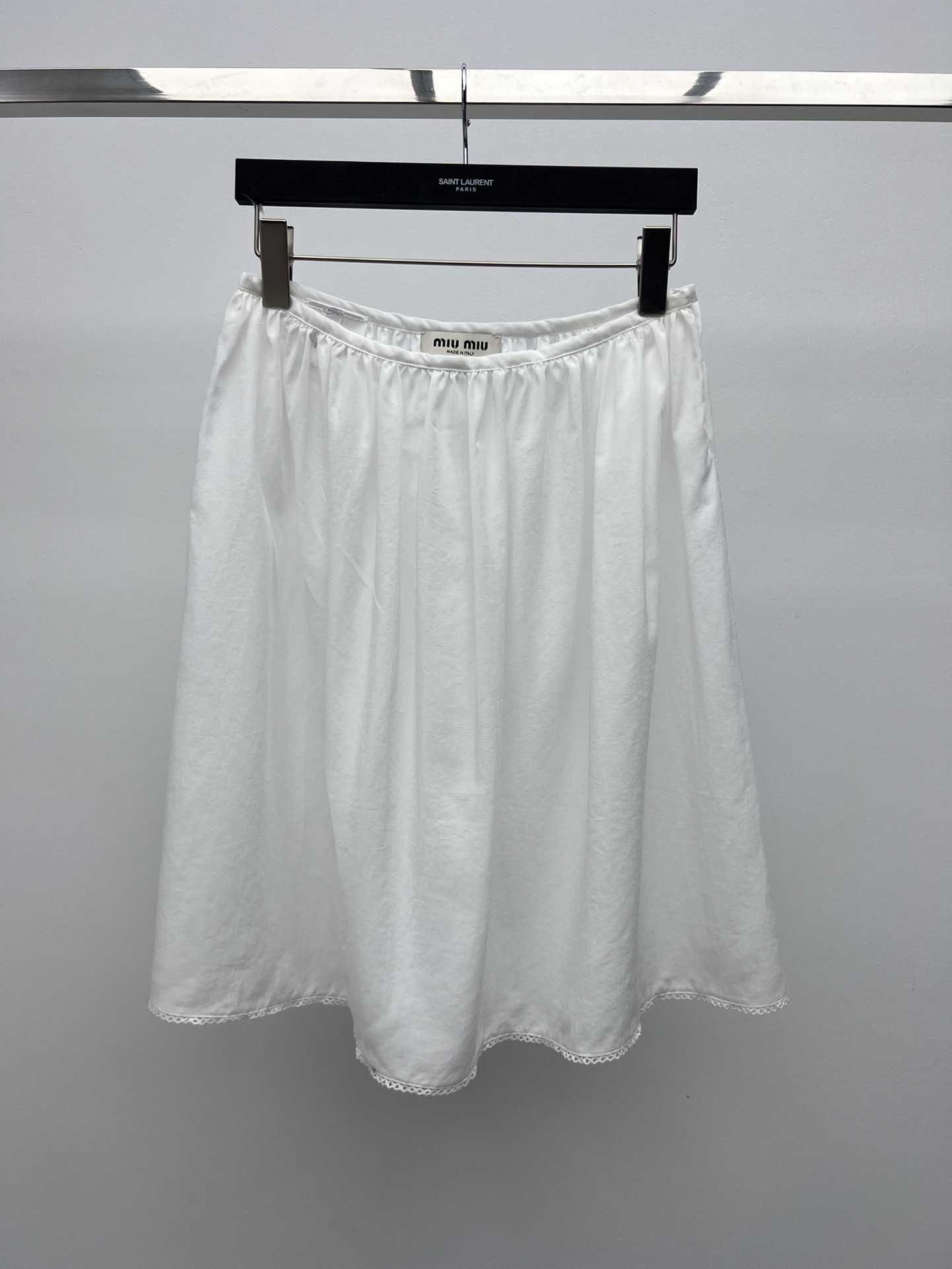 𝗠𝗜𝗨𝗠𝗜*短袖衬衫套装裙
25ss新品
这款棉麻质感衬衫采用优雅的隐藏式叠搭设计
双层刺绣衣领细节汲取