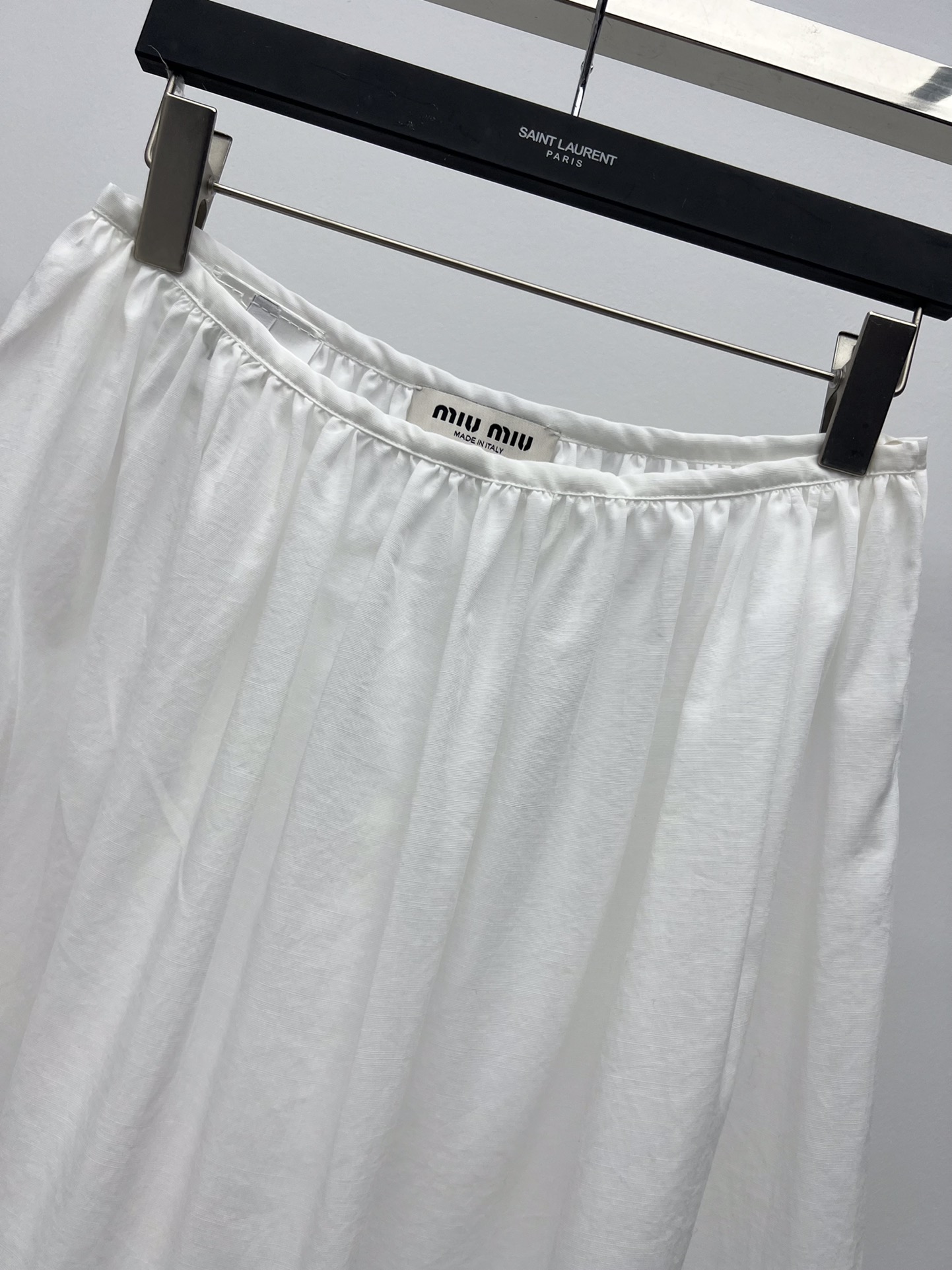 𝗠𝗜𝗨𝗠𝗜*短袖衬衫套装裙
25ss新品
这款棉麻质感衬衫采用优雅的隐藏式叠搭设计
双层刺绣衣领细节汲取