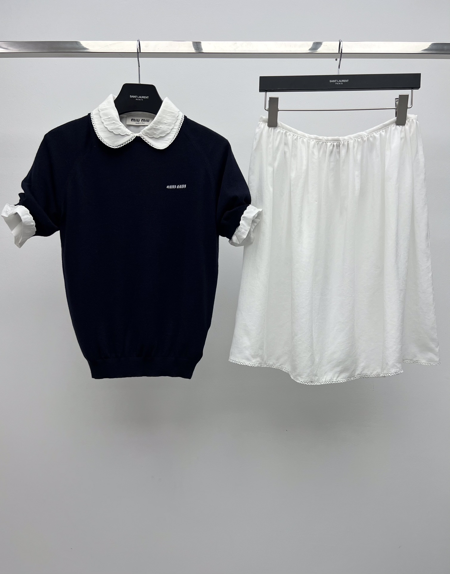 𝗠𝗜𝗨𝗠𝗜*短袖衬衫套装裙
25ss新品
这款棉麻质感衬衫采用优雅的隐藏式叠搭设计
双层刺绣衣领细节汲取