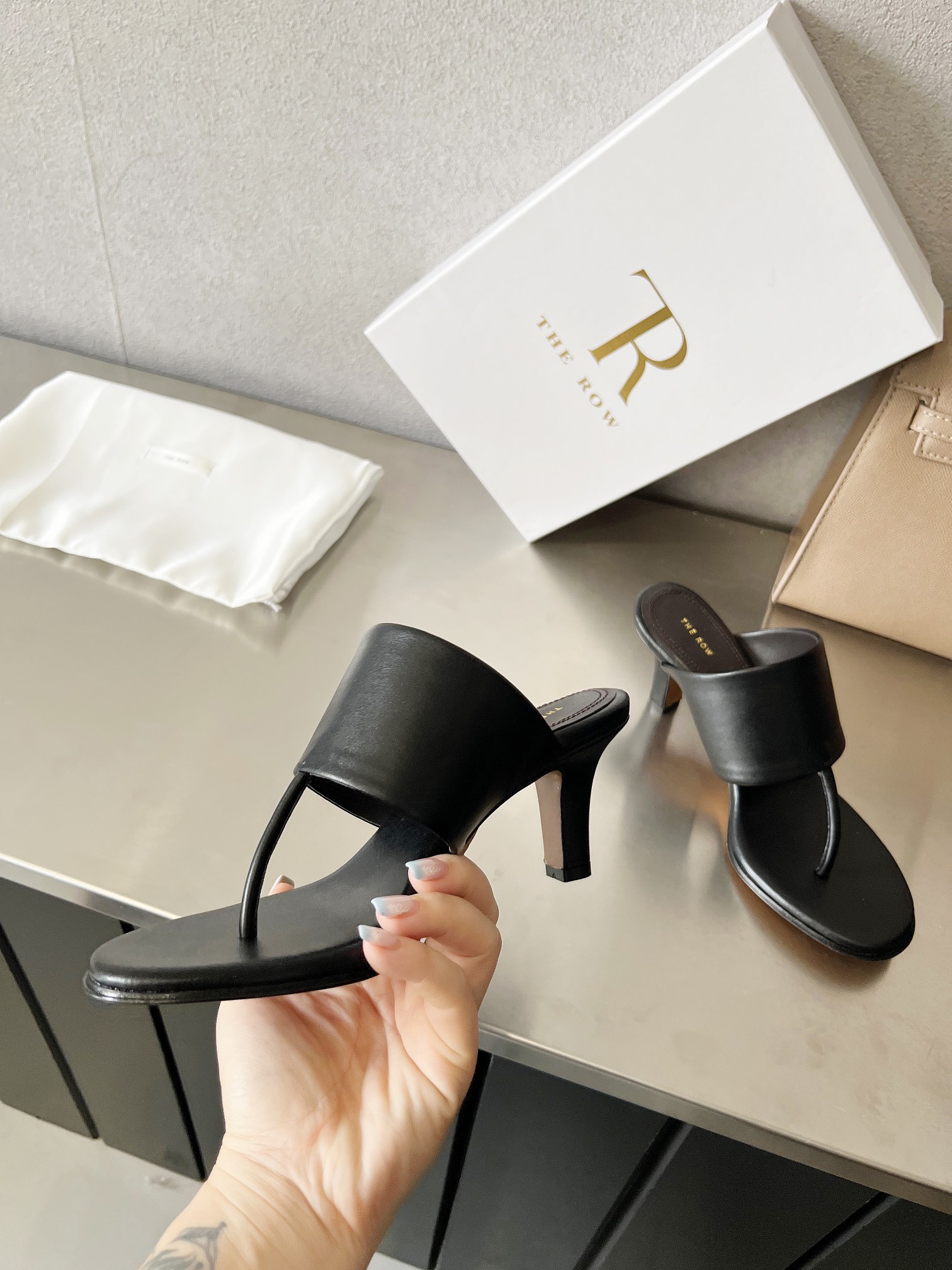 The Row Minimalist Leather Thong Sandals – Comfortable & Stylish High Heels 8 i1740728963 2468 6