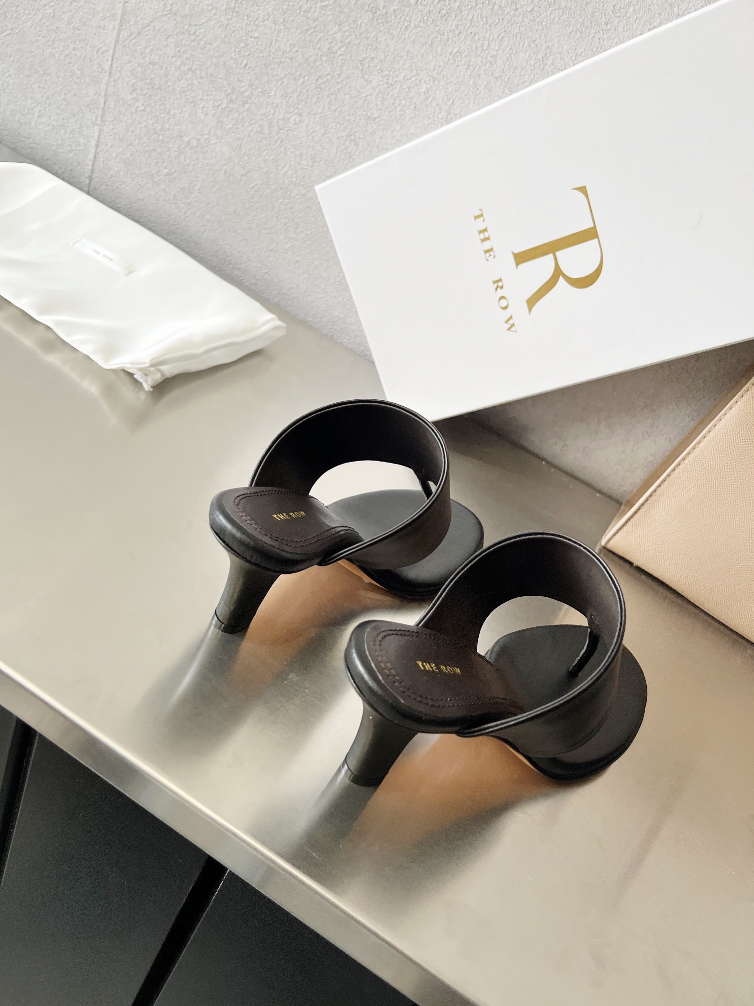The Row Minimalist Leather Thong Sandals – Comfortable & Stylish High Heels 6 i1740728963 4959 4