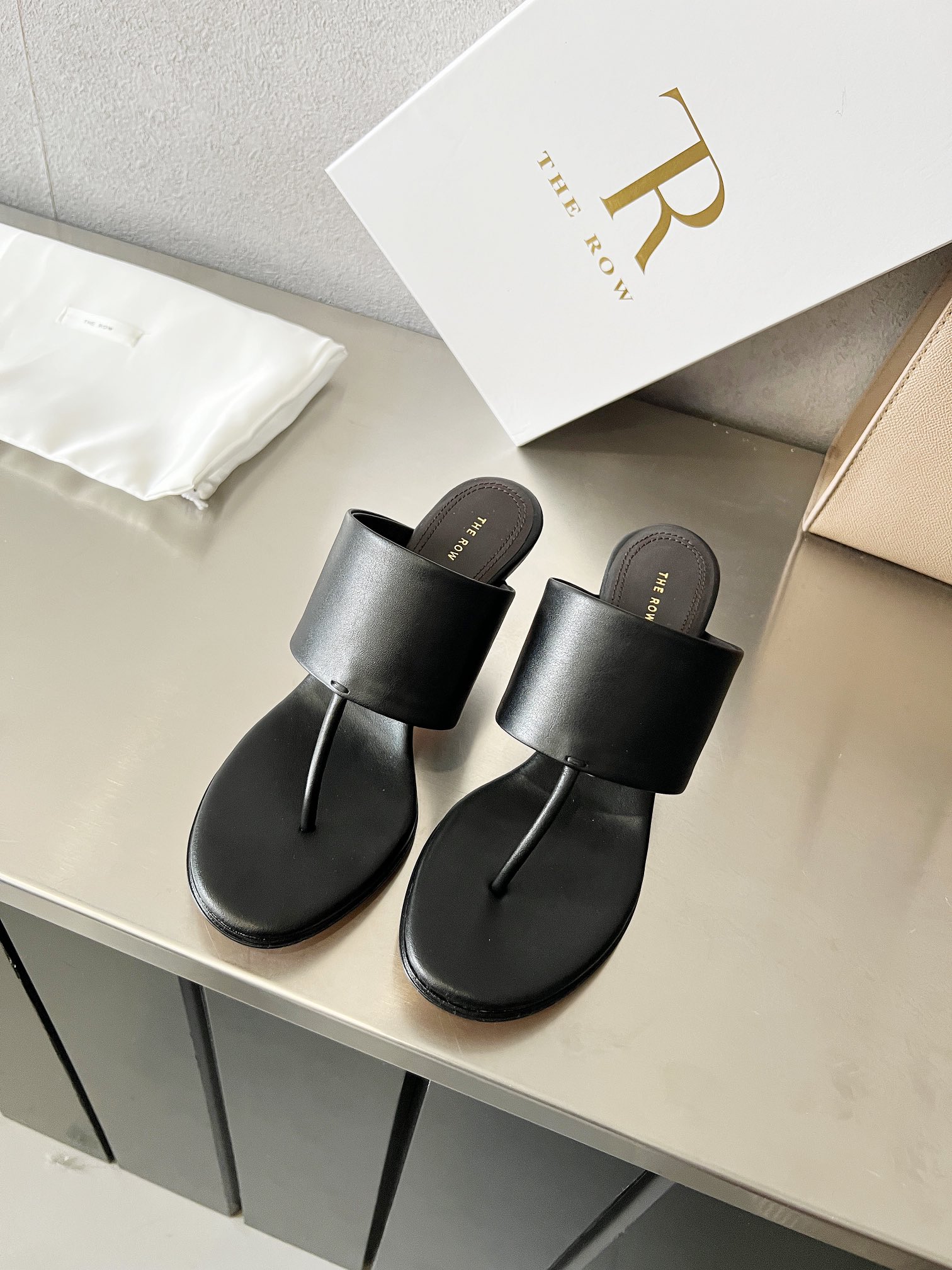 The Row Minimalist Leather Thong Sandals – Comfortable & Stylish High Heels 3 i1740728963 5114 0