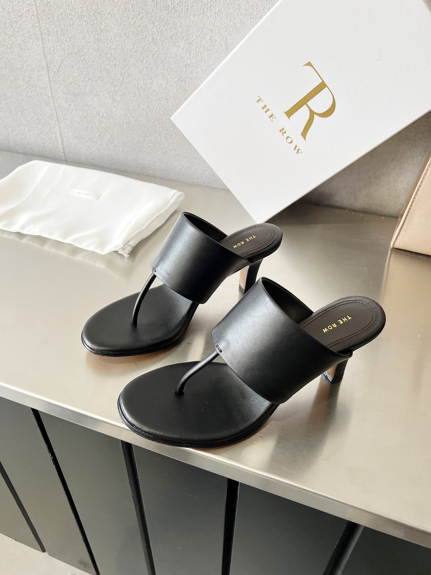 The Row Minimalist Leather Thong Sandals – Comfortable & Stylish High Heels 5 i1740728963 7841 3