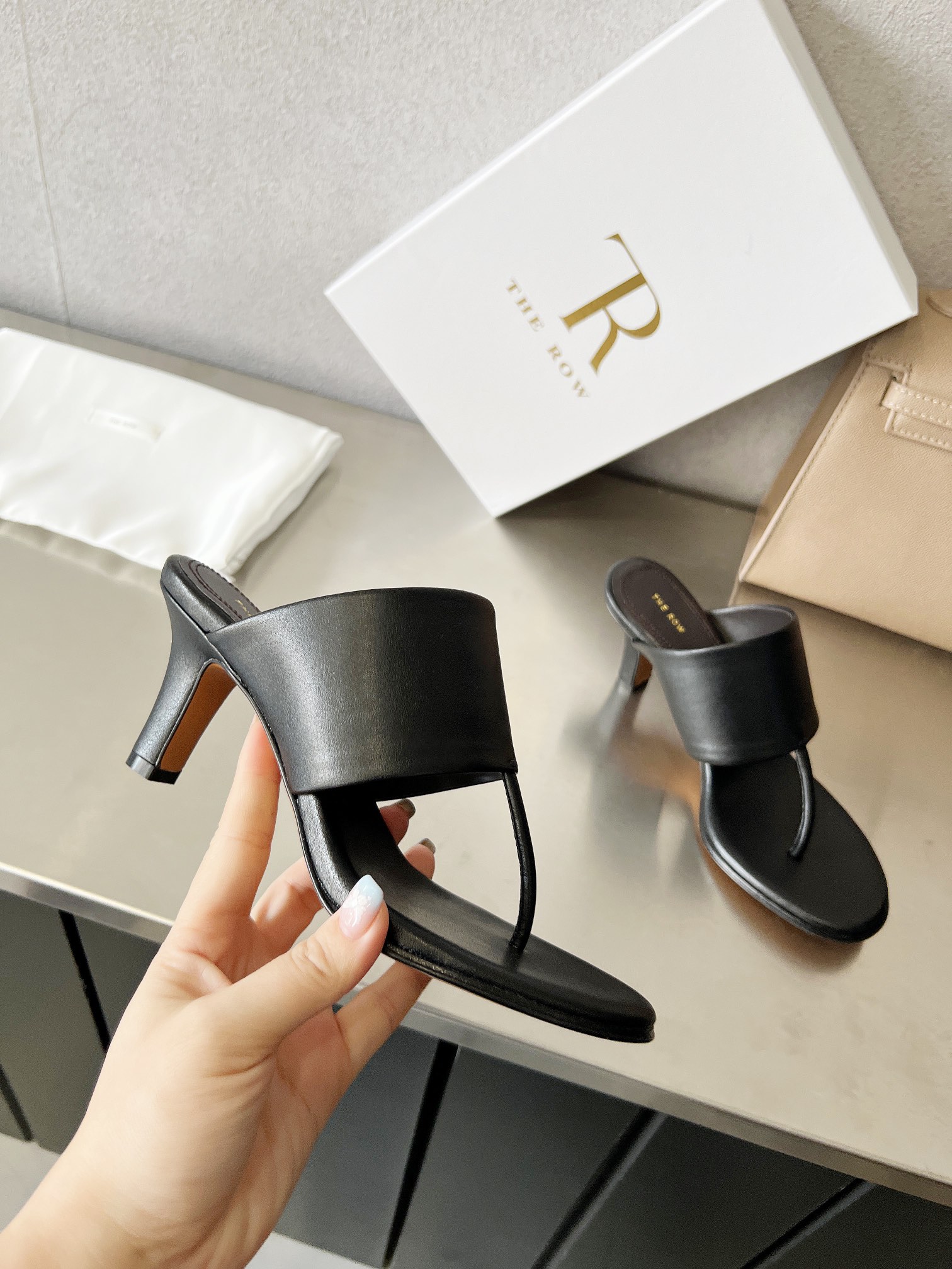 The Row Minimalist Leather Thong Sandals – Comfortable & Stylish High Heels 7 i1740728963 8980 5