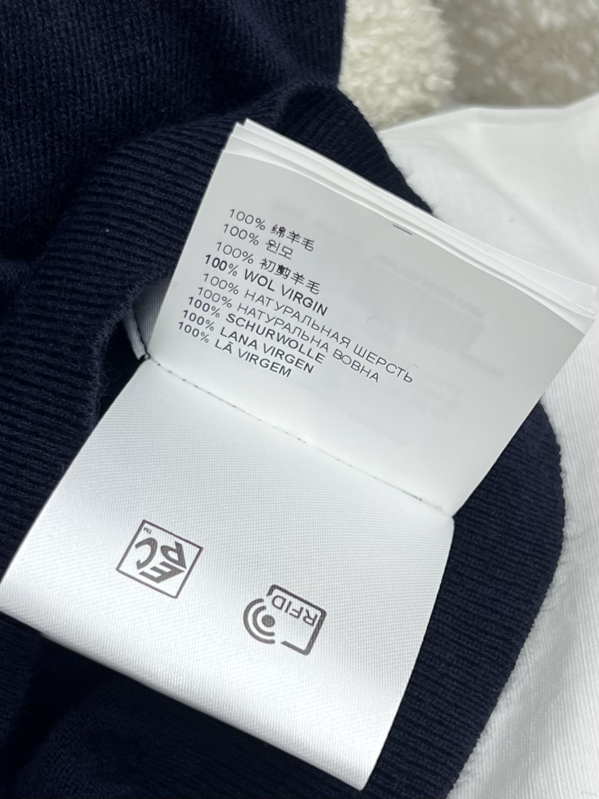 𝗠𝗜𝗨𝗠𝗜*圆领羊毛针织短袖
这款羊毛毛衣以简约风格诠释miu多元优雅气质
圆领合身短袖版型 装饰徽标l