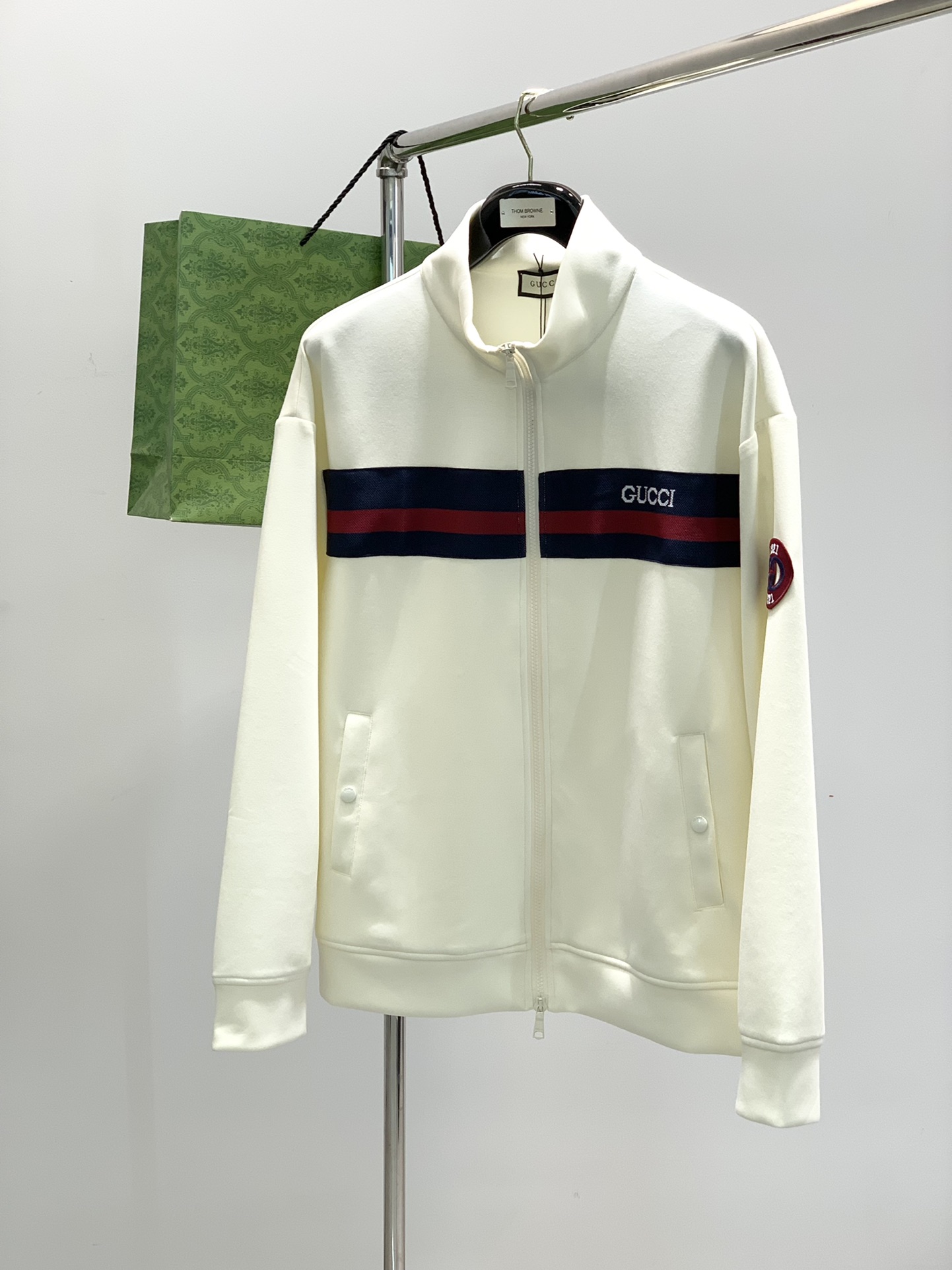 NO:124700,Clothes, pants P, Gucci, the latest spring style, available at the counter at the same time, original orders, fashionable casual suits, and very distinctive on the upper body!  Eye-catching and highlighted, imported original fabric, top-grade embroidery printing craft letter pattern decorative logo, original hardware and auxiliary materials decoration, simple but not lacking in fashion, classic and atmospheric, comfortable and breathable, handsome and stylish upper body, code M-3XL, gucci, gucci, alexander wang19860909衣服,裤子P,Gucci 古驰,春季最新款,专柜同步有售,原单狠货,时尚休闲套装,上身很有特点！吸睛而有亮点,进口原版面料,顶级刺绣印花工艺字母图案装饰Logo,原版五金辅料装饰,简单而不失时尚,经典大气,舒适透气,上身帅气有型,码数M-3XL,,gucci,gucci,alexander wang,Men's clothing