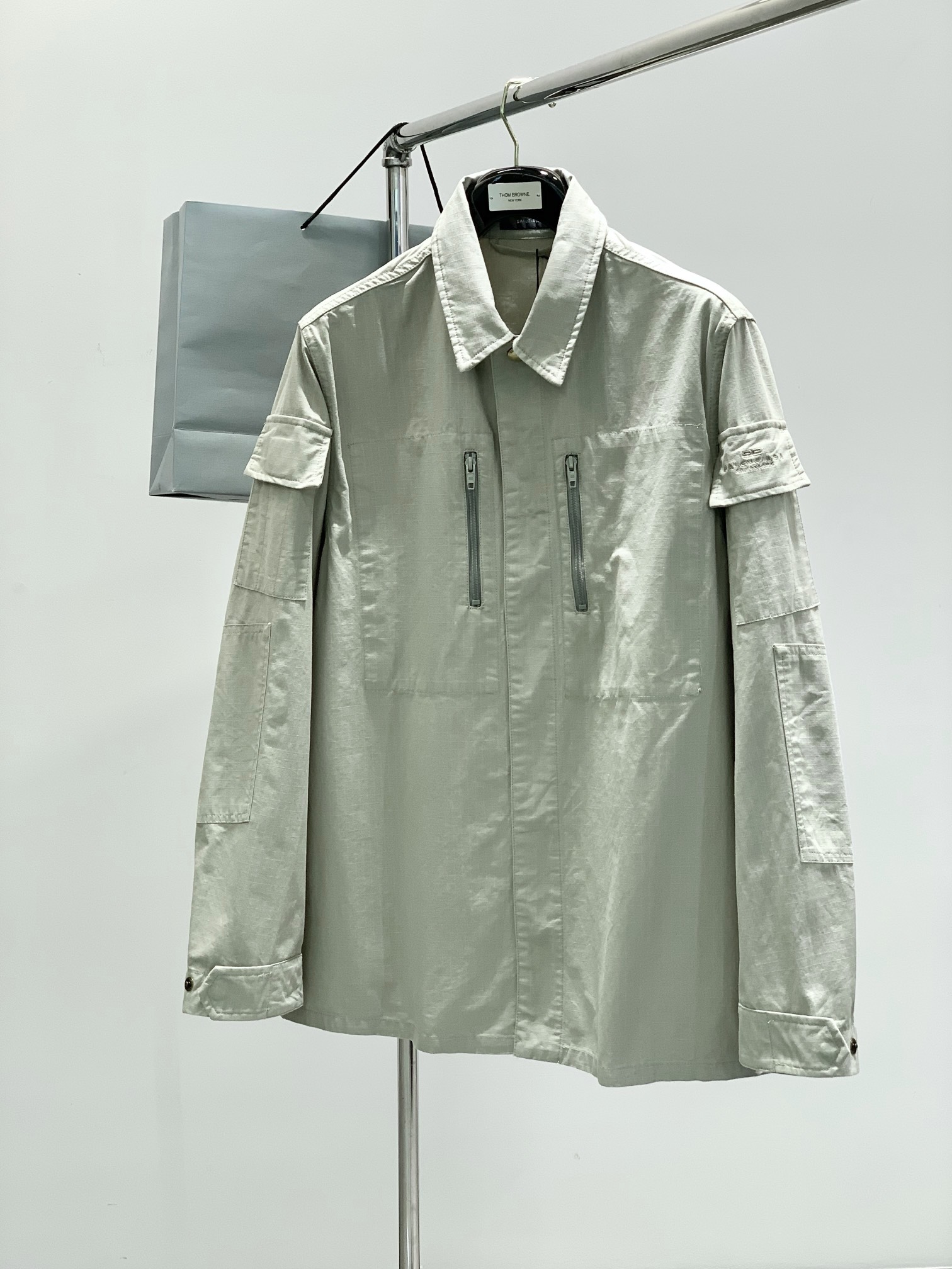 NO:124699,,Balenciaga Balenciaga, the latest model for the spring season of 2025, the counter is available at the same time, original singles, hot fashion casual lapel jacket, imported original fabric, unique design, top-level embroidery craft letter pattern decoration logo, original hardware and auxiliary decoration, simple and fashionable, handsome upper body, complete three standards, S-XL, ,balenciaga, balenciaga, jackets & coats, alexander wang19860909,Balenciaga 巴黎世家,2025春季季最新款,专柜同步有售,原单狠货,爆款时尚休闲翻领外套,进口原版面料,独特设计,顶级刺绣工艺字母图案装饰logo,原版五金辅料装饰,简约时尚 ,上身帅气,三标齐全,码数S-XL,,balenciaga,balenciaga,jackets & coats,alexander wang,Men's clothing