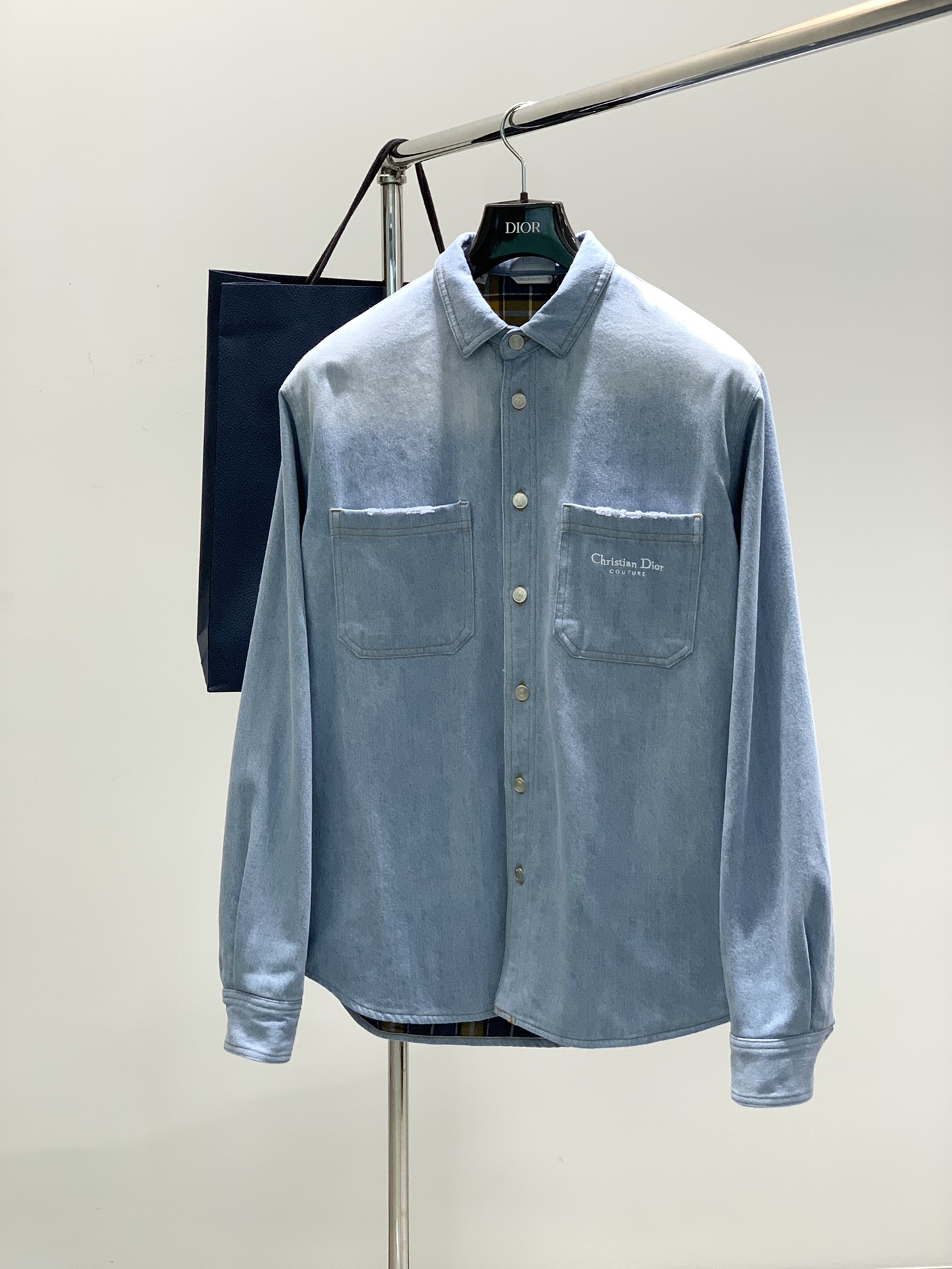 NO:124697,,Dior Dior, 2025 spring new product, available at the same time for counters, simple and fashionable casual denim jacket, original imported fabric, comfortable and breathable, top-grade embroidery craft letter pattern logo, original hardware and auxiliary decoration, extremely high-end, unique design, fashionable and handsome on the upper body!  S-XL, dior, dior, jackets & coats, alexander wang19860909,Dior 迪奥, 2025春季新品,专柜同步有售,简约时尚休闲牛仔外套,原版进口面料,舒适透气,顶级刺绣工艺字母图案logo,原版五金辅料装饰,档次极高,独特设计,上身时尚帅气！码数S-XL,,dior,dior,jackets & coats,alexander wang,Men's clothing