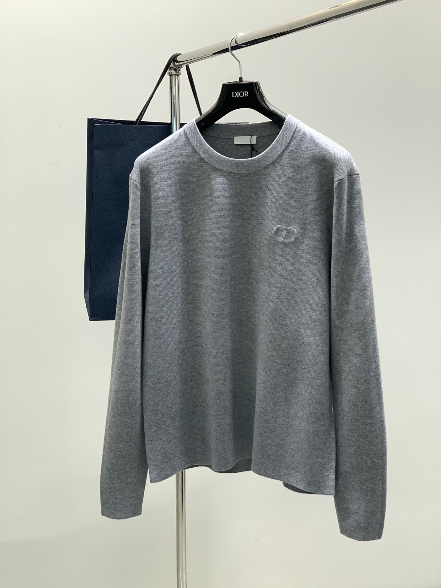 NO:126152,,Dior Dior, 2025 spring new product, available at the same time for counters, simple and fashionable casual round neck long-sleeved knitted sweater, original imported fabric, comfortable and breathable, three-dimensional craft letter pattern logo, extremely high-end, unique design, fashionable and handsome on the upper body!  S-XL, dior, dior, sweaters, alexander wang19860909,Dior 迪奥, 2025春季新品,专柜同步有售,简约时尚休闲圆领长袖针织毛衣,原版进口面料,舒适透气,立体工艺字母图案logo,档次极高,独特设计,上身时尚帅气！码数S-XL,,dior,dior,sweaters,alexander wang,Men's clothing