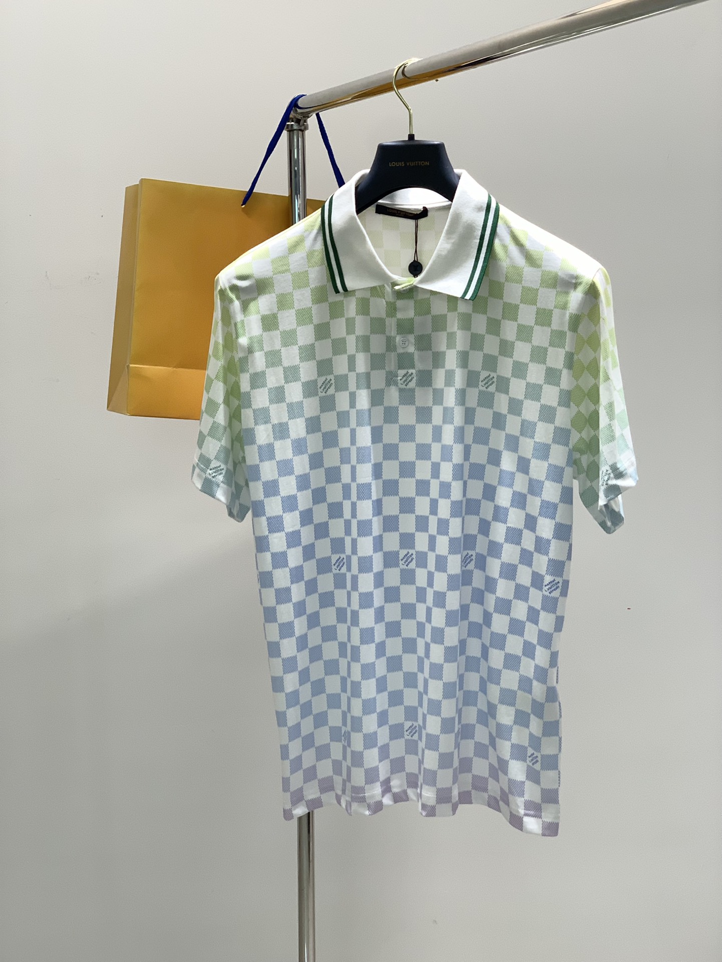 NO:124710,,LouisVuitton, the latest model for summer 2025, available at the counter at the same time, original single product, fashionable and casual lapel short-sleeved T-shirt, very distinctive on the upper body!  Eye-catching and highlighted, imported original fabric, top-level printing craft letter pattern decorative logo, simple but not lacking in fashion, classic and atmospheric, comfortable and breathable, handsome and stylish on the upper body, S-XL,, louis vuitton, louis vuitton, T-shirt,tees, t-shirt,alexander wang19860909,LouisVuitton 路易威登,2025夏季最新款,专柜同步有售,原单狠货,时尚休闲翻领短袖T恤,上身很有特点！吸睛而有亮点,进口原版面料,顶级印花工艺字母图案装饰Logo,简单而不失时尚,经典大气,舒适透气,上身帅气有型,码数S-XL,,louis vuitton,louis vuitton,T-shirt,tees，t-shirt,alexander wang,Men's clothing