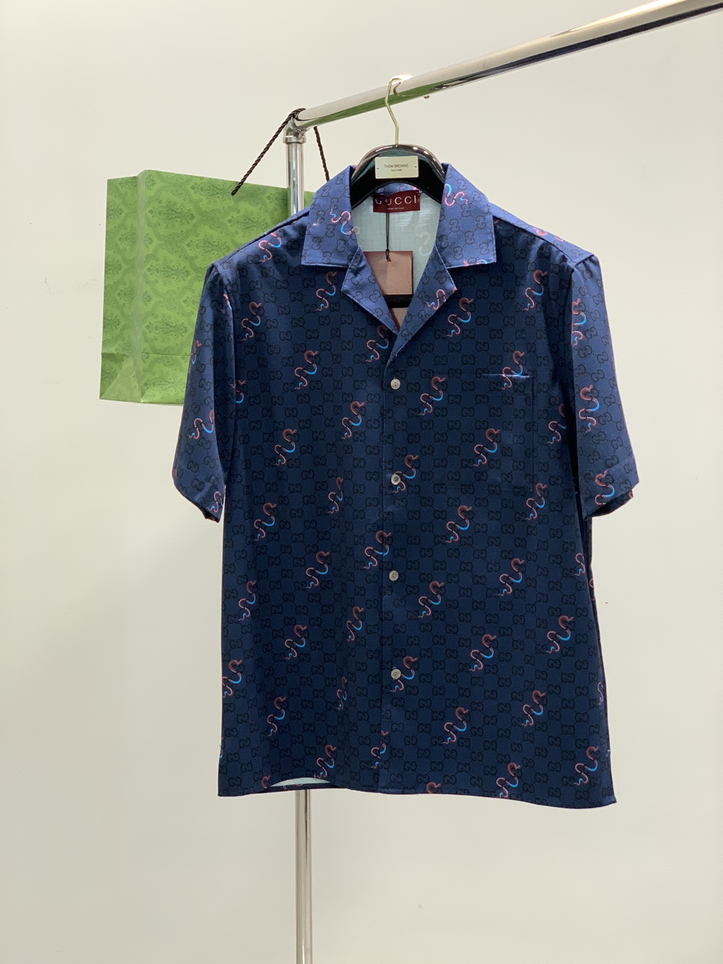 NO:124706,Clothes, pants P, Gucci, the latest spring style, available at the counter at the same time, original singles, fashionable and casual short-sleeved suit, very distinctive on the upper body!  Eye-catching and highlighted, imported original fabric, top-grade printing craft letter pattern decoration logo, original hardware and auxiliary materials decoration, simple but not lacking in fashion, classic and atmospheric, comfortable and breathable, handsome and stylish on the upper body, S-XL, gucci, gucci, T-shirt, alexander wang19860909衣服,裤子P,Gucci 古驰,春季最新款,专柜同步有售,原单狠货,时尚休闲短袖套装,上身很有特点！吸睛而有亮点,进口原版面料,顶级印花工艺字母图案装饰Logo,原版五金辅料装饰,简单而不失时尚,经典大气,舒适透气,上身帅气有型,码数S-XL,,gucci,gucci,T-shirt,alexander wang,Men's clothing