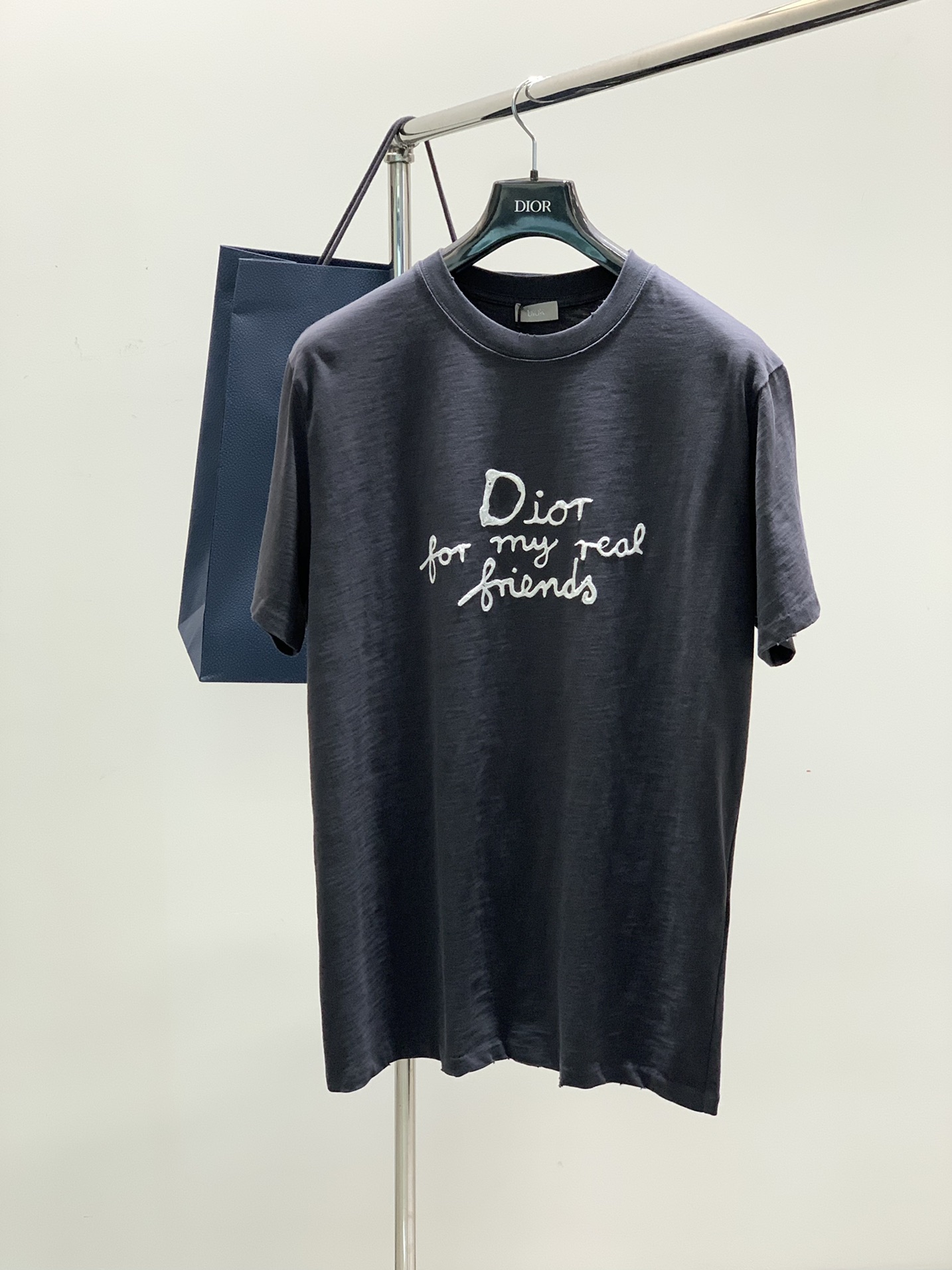 NO:124704,,Dior Dior, new summer products, available at the same time for counters, simple and fashionable casual round neck short-sleeved T-shirt, original imported fabric, comfortable and breathable, top-grade embroidery craft letter pattern logo, extremely high-end, unique design, fashionable and handsome on the upper body!  2 colors recommended, code number S-XL, dior, dior, T-shirt, tees, t-shirt, alexander wang19860909,Dior 迪奥, 夏季新品,专柜同步有售,简约时尚休闲圆领短袖T恤,原版进口面料,舒适透气,顶级刺绣工艺字母图案logo,档次极高,独特设计,上身时尚帅气！2色推荐,码数S-XL,,dior,dior,T-shirt,tees，t-shirt,alexander wang,Men's clothing