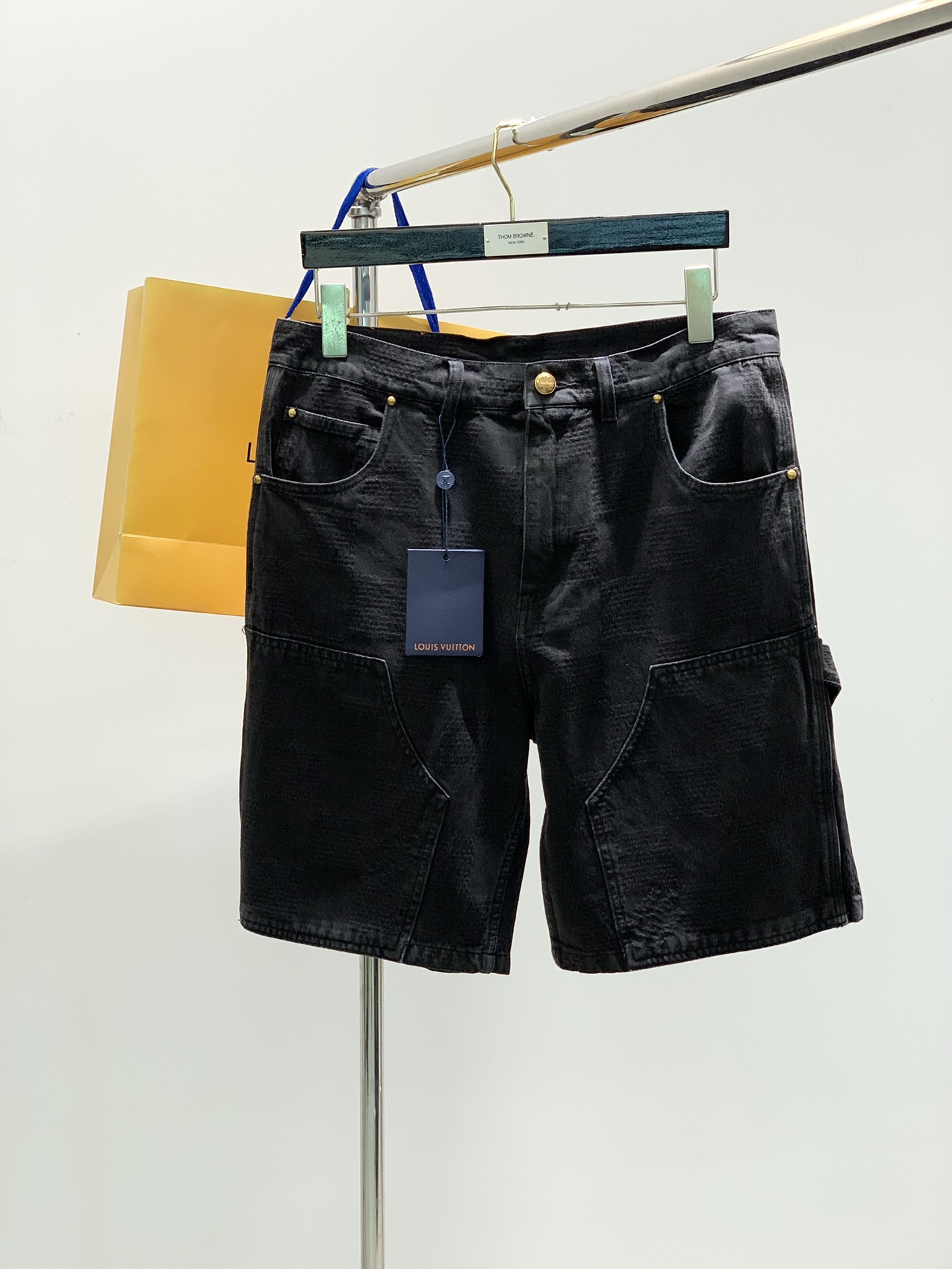 NO:124702,,Louis Vuitton, new spring and summer style, special counters are available at the same time, original singles, wash casual denim shorts, imported original wash elastic fabric, comfortable and elastic, top jacquard craft letter pattern logo, original hardware accessories decoration, unique design, comfortable and breathable, top body handsome, 2 colors recommendation, S-XL,,louis vuitton,louis vuitton, shorts,alexander wang19860909,LouisVuitton 路易威登,春夏新款,专柜同步有售,原单狠货,水洗休闲牛仔短裤,进口原版水洗弹力面料,舒适有弹性,顶级提花工艺字母图案logo,原版五金辅料装饰,独特设计,舒适透气,上身帅气十足,2色推荐,码数S-XL,,louis vuitton,louis vuitton,shorts,alexander wang,Men's clothing