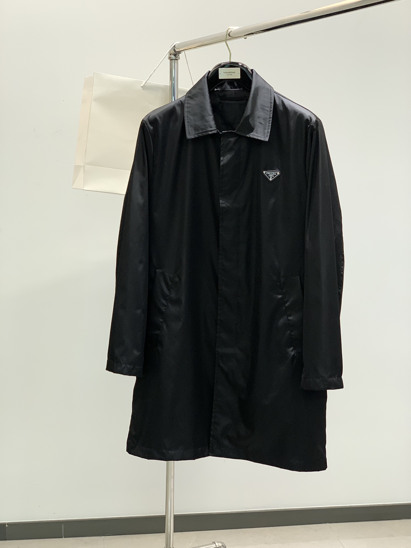 NO:126154,,PRADA Prada, the latest products for spring 2025, available at the same time for counters, fashionable and casual mid-length lapel jackets, imported original fabrics, extremely complex workmanship, the only channel that can be used as a purchasing agent level, top-level glue printing craft letter pattern logo, original hardware and auxiliary decoration, extremely high grade, comfortable and versatile, handsome and stylish upper body, code M-3XL,,prada,prada, jackets & coats,alexander wang19860909,PRADA 普拉达,2025春季最新品,专柜同步有售,时尚休闲中长款翻领外套,进口原版面料,做工极为复杂,唯一可以做代购级别的渠道狠货,顶级印胶工艺字母图案logo,原版五金辅料装饰,档次极高,舒适百搭,上身帅气有型,码数M-3XL,,prada,prada,jackets & coats,alexander wang,Men's clothing