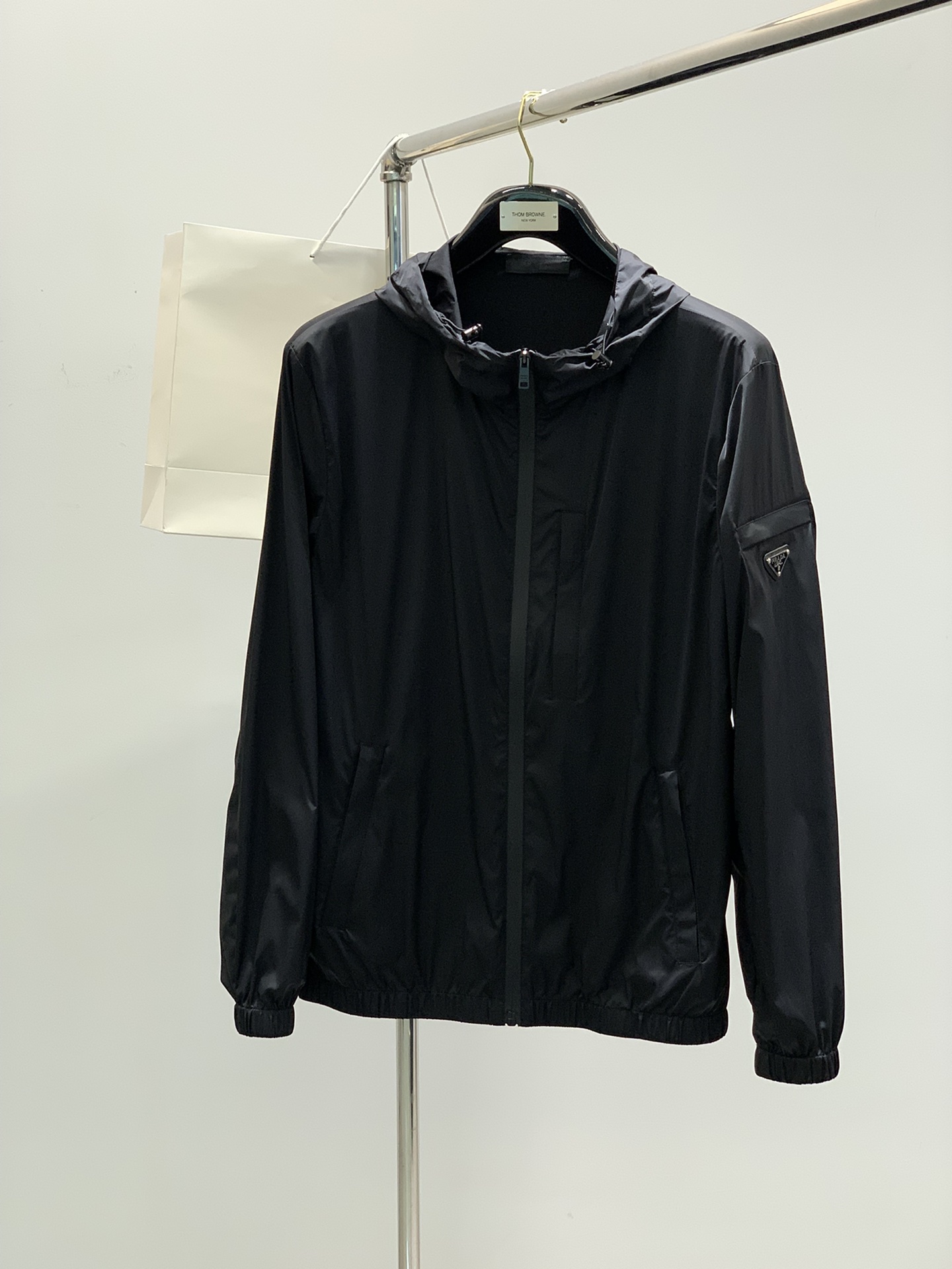 NO:126156,,PRADA Prada, the latest products in spring 2025, available at the same time for counters, fashionable and casual hooded jackets, imported original fabrics, extremely complex workmanship, the only channel that can be used as a purchasing agent level, top-level glue printing craft letter pattern logo, original hardware and auxiliary decoration, extremely high grade, comfortable and versatile, handsome and stylish upper body, code M-3XL,,prada,prada, jackets & coats,hats,alexander wang19860909,PRADA 普拉达,2025春季最新品,专柜同步有售,时尚休闲连帽外套,进口原版面料,做工极为复杂,唯一可以做代购级别的渠道狠货,顶级印胶工艺字母图案logo,原版五金辅料装饰,档次极高,舒适百搭,上身帅气有型,码数M-3XL,,prada,prada,jackets & coats,hats,alexander wang,Men's clothing