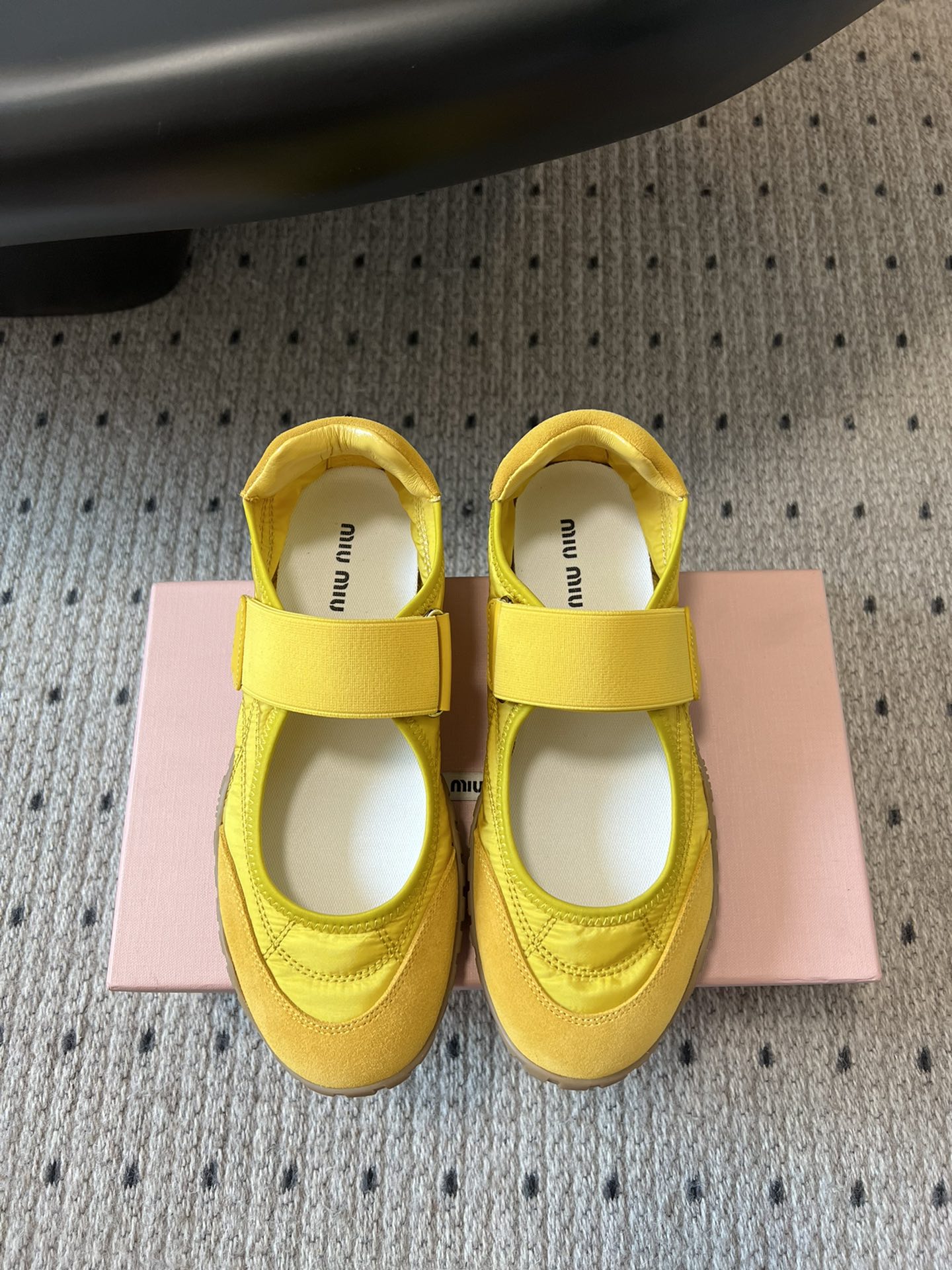 NO:238881,Purchase grade MiuMi* 25ss Spring and summer new Forrest Gump shoes casual sneakers Mary Jane Velcro sneakers so beautiful!  The big hits are coming again, the Velcro design is really cute!  Miumiu's latest hit, avant-garde and bold design. The Miu Miu style is integrated into the simple lines of this thick-soled canvas sneaker. The chic logo is decorated on the tongue and back of the shoe, embellishing the retro design, adding iconic elements!  Thick sole design defines avant-garde modern style. Original custom fabric/beef velvet. Original imported soft lamb wool. Original open molded anti-slip rubber outsole. Size#35-40 (40 customization without return or exchange), ballet shoes, miumiu, mary jane, sneakers19860909代购级 MiuMi* 缪缪 25ss 春夏新款 阿甘鞋休闲运动鞋 玛丽珍魔术贴运动鞋 太好看啦！大爆款再次来袭,魔术贴的设计真的是可可爱爱！miumiu最新爆款 前卫大胆的设计,Miu Miu风格融于此款厚底帆布运动鞋的简约线条, 别致徽标饰于鞋舌与背面,点缀复古设计,平添标志性元素！厚底设计定义前卫的现代风格 面料原版定制布料/牛反绒 内里原版进口柔软羊羔毛 鞋底原版开模防滑橡胶大底 Size#35-40（40定制不退换）,芭蕾舞鞋,miumiu,mary jane,sneakers,Women's Shoes