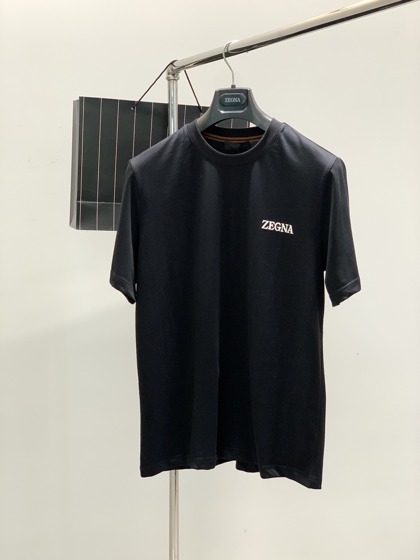 NO:126149,,Jegna Zegna, the latest summer product in 2025, available at the counter at the same time, original single product, fashionable and casual round neck short-sleeved T-shirt, using imported original fabric, comfortable and breathable, top-grade printing craft letter pattern decorative logo, full of handsome upper body!  3 colors recommended, S-XL code number, hot products recommended!  ,zegna,T-shirt,tees,t-shirt,alexander wang19860909,杰尼亚 Zegna,2025夏季最新品,专柜同步有售,原单狠货,时尚休闲圆领短袖T恤,采用进口原版面料,舒适透气,顶级印花工艺字母图案装饰logo,上身帅气十足！3色推荐,码数S-XL,爆款推荐！,,zegna,T-shirt,tees，t-shirt,alexander wang,Men's clothing