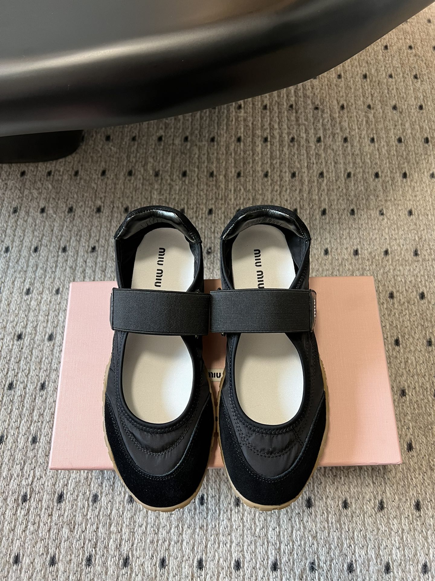 NO:234333,Purchase grade MiuMi* 25ss Spring and summer new Forrest Gump shoes casual sneakers Mary Jane Velcro sneakers so beautiful!  The big hits are coming again, the Velcro design is really cute!  Miumiu's latest hit, avant-garde and bold design. The Miu Miu style is integrated into the simple lines of this thick-soled canvas sneaker. The chic logo is decorated on the tongue and back of the shoe, embellishing the retro design, adding iconic elements!  Thick sole design defines avant-garde modern style. Original custom fabric/beef velvet. Original imported soft lamb wool. Original open molded anti-slip rubber outsole. Size#35-40 (40 customization, no return or exchange), casual shoes/sports shoes, miumiu, mary jane, sneakers19860909代购级 MiuMi* 缪缪 25ss 春夏新款 阿甘鞋休闲运动鞋 玛丽珍魔术贴运动鞋 太好看啦！大爆款再次来袭,魔术贴的设计真的是可可爱爱！miumiu最新爆款 前卫大胆的设计,Miu Miu风格融于此款厚底帆布运动鞋的简约线条, 别致徽标饰于鞋舌与背面,点缀复古设计,平添标志性元素！厚底设计定义前卫的现代风格 面料原版定制布料/牛反绒 内里原版进口柔软羊羔毛 鞋底原版开模防滑橡胶大底 Size#35-40（40定制不退换）,休闲鞋/运动鞋,miumiu,mary jane,sneakers,Women's Shoes