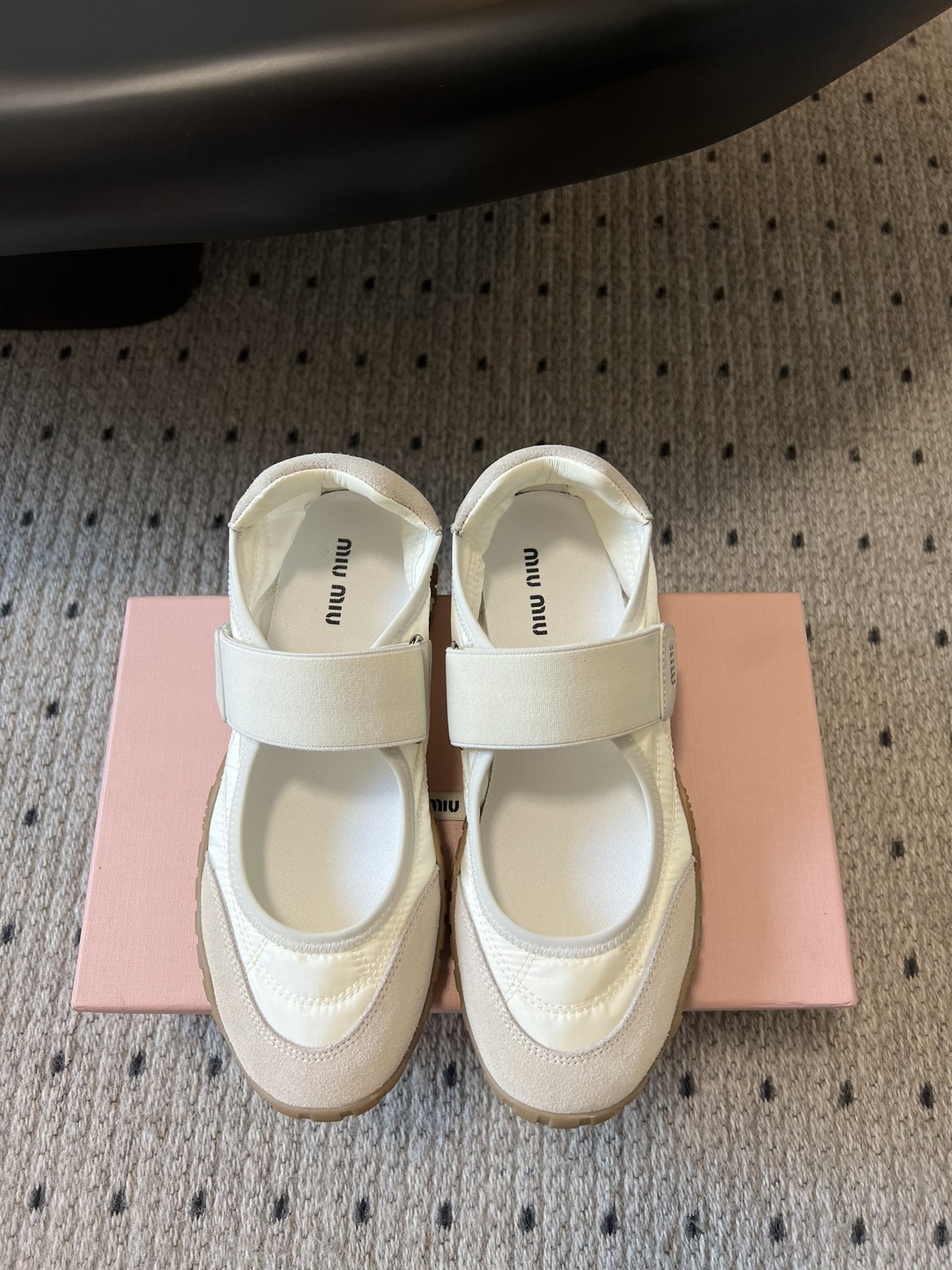 NO:238883,Purchase grade MiuMi* 25ss Spring and summer new Forrest Gump shoes casual sneakers Mary Jane Velcro sneakers so beautiful!  The big hits are coming again, the Velcro design is really cute!  Miumiu's latest hit, avant-garde and bold design. The Miu Miu style is integrated into the simple lines of this thick-soled canvas sneaker. The chic logo is decorated on the tongue and back of the shoe, embellishing the retro design, adding iconic elements!  Thick sole design defines avant-garde modern style. Original custom fabric/beef velvet. Original imported soft lamb wool. Original open molded anti-slip rubber outsole. Size#35-40 (40 customization without return or exchange), ballet shoes, miumiu, mary jane, sneakers19860909代购级 MiuMi* 缪缪 25ss 春夏新款 阿甘鞋休闲运动鞋 玛丽珍魔术贴运动鞋 太好看啦！大爆款再次来袭,魔术贴的设计真的是可可爱爱！miumiu最新爆款 前卫大胆的设计,Miu Miu风格融于此款厚底帆布运动鞋的简约线条, 别致徽标饰于鞋舌与背面,点缀复古设计,平添标志性元素！厚底设计定义前卫的现代风格 面料原版定制布料/牛反绒 内里原版进口柔软羊羔毛 鞋底原版开模防滑橡胶大底 Size#35-40（40定制不退换）,芭蕾舞鞋,miumiu,mary jane,sneakers,Women's Shoes