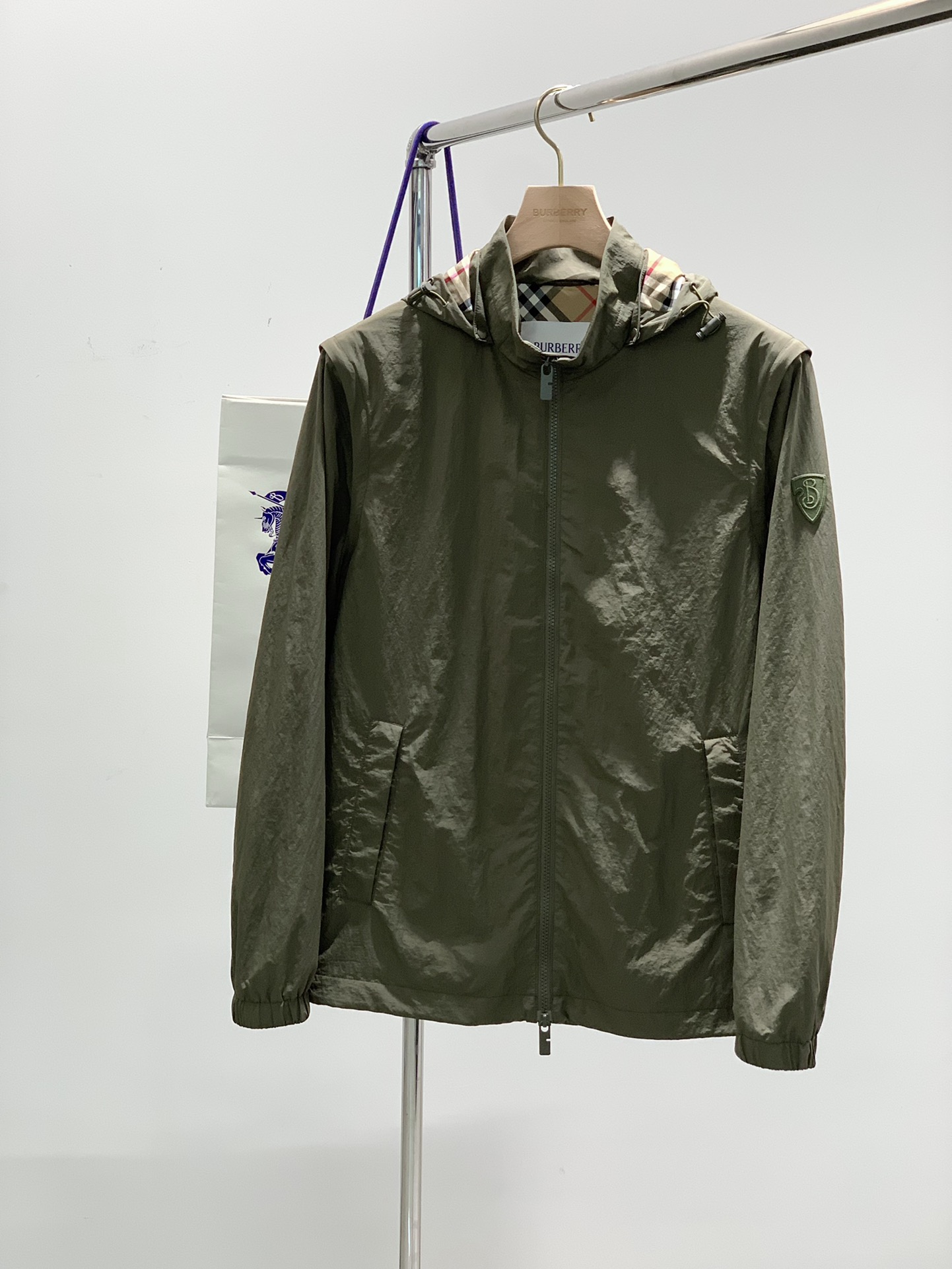 NO:124701,,Burberry Burberry, the latest products in spring 2025, available at the counter at the same time, original singles, fashionable and casual hooded jacket, imported original fabric, comfortable and breathable upper body, top-grade embroidery craft letter pattern decoration logo, original hardware and auxiliary decoration, extremely high grade, comfortable and versatile, handsome upper body, 3 colors recommendation, code number M-3XL, burberry, burberry, jackets & coats, hats, alexander wang19860909,Burberry 巴宝莉,2025春季最新品,专柜同步有售,原单狠货,时尚休闲连帽外套,进口原版面料,上身舒适透气,顶级刺绣工艺字母图案装饰logo,原版五金辅料装饰,档次极高,舒适百搭,上身帅气十足,3色推荐,码数M-3XL,,burberry,burberry,jackets & coats,hats,alexander wang,Men's clothing